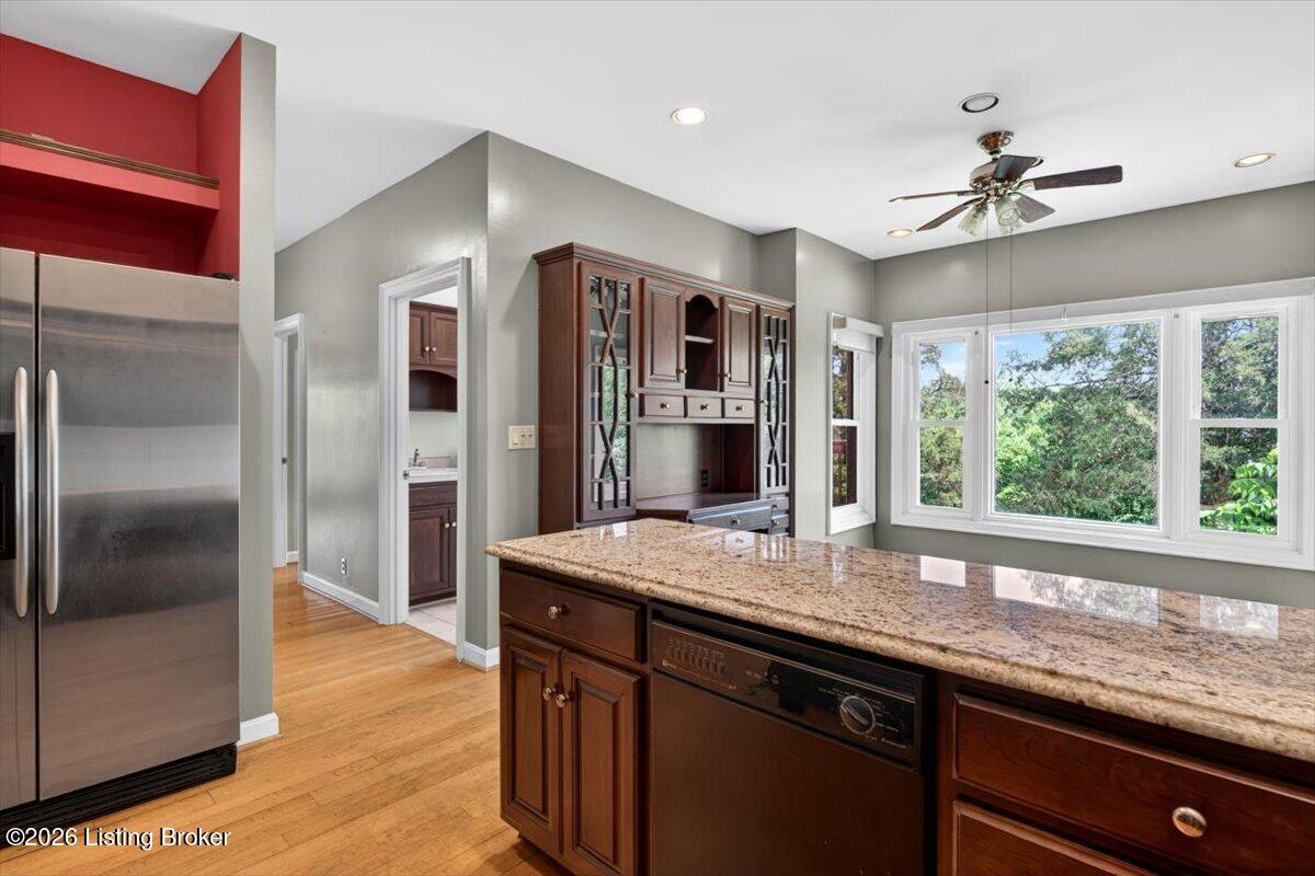611 Lake Forest Pkwy