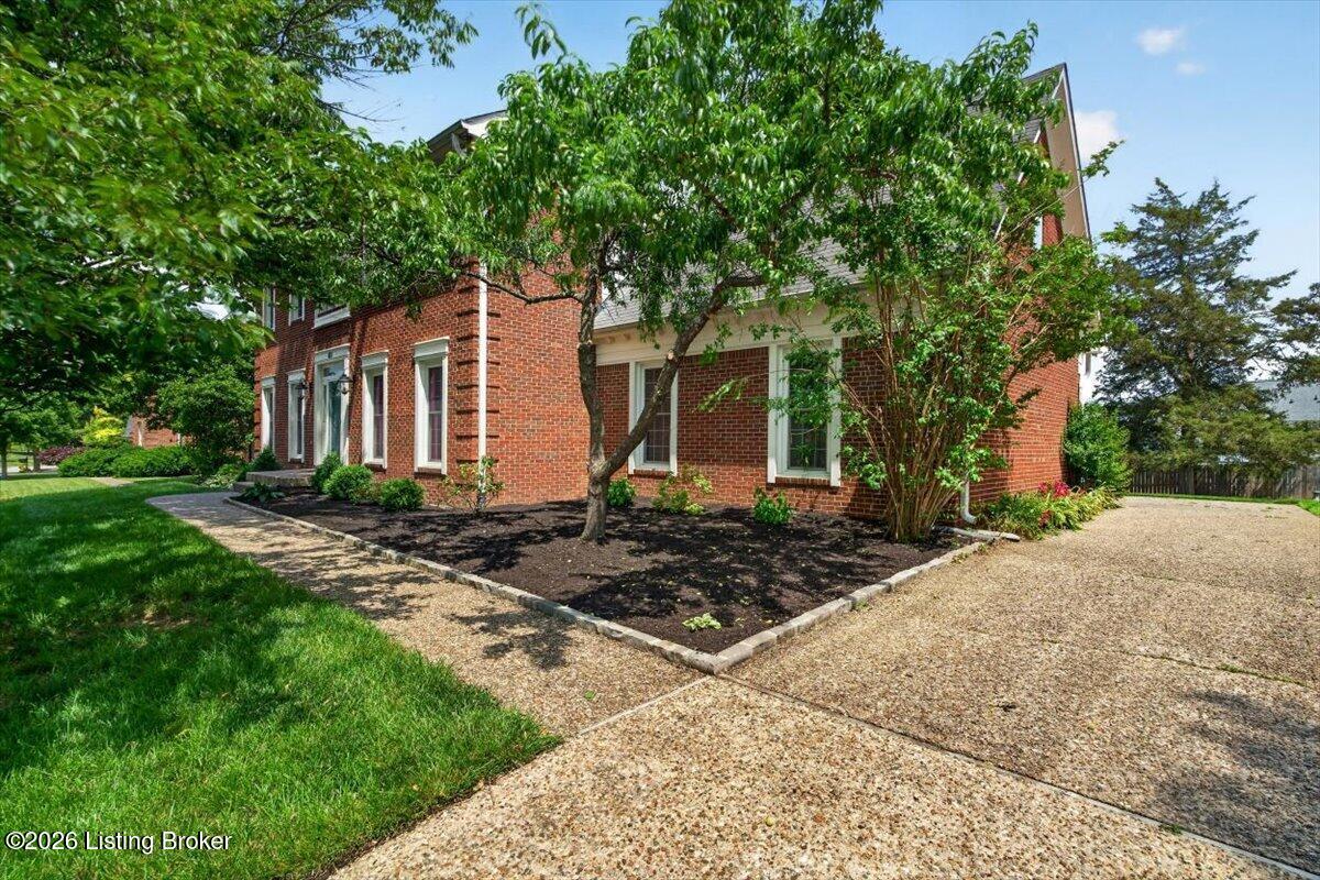 611 Lake Forest Pkwy