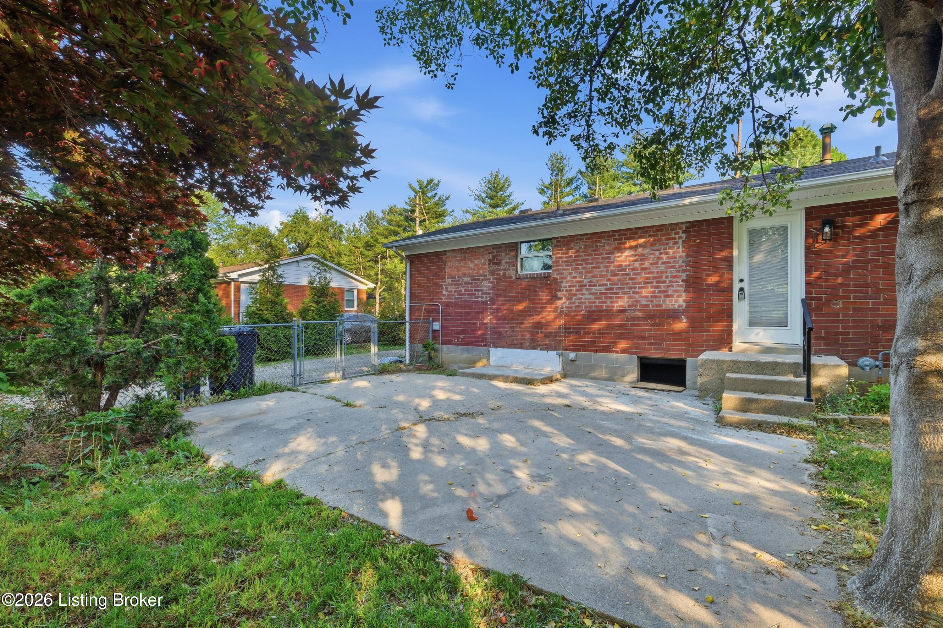 1520 E 8th St