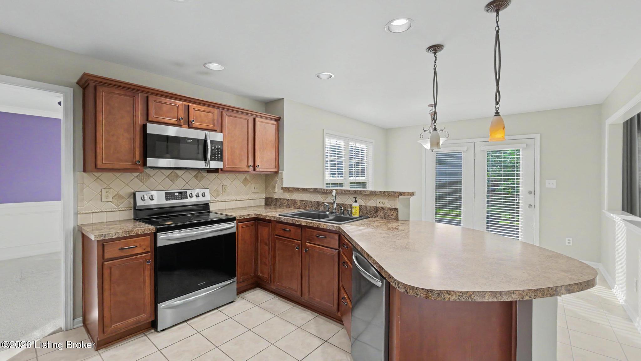 5900 Waveland Cir