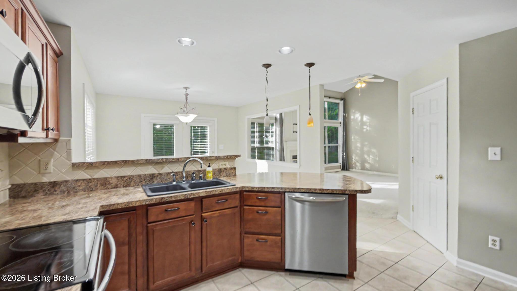 5900 Waveland Cir