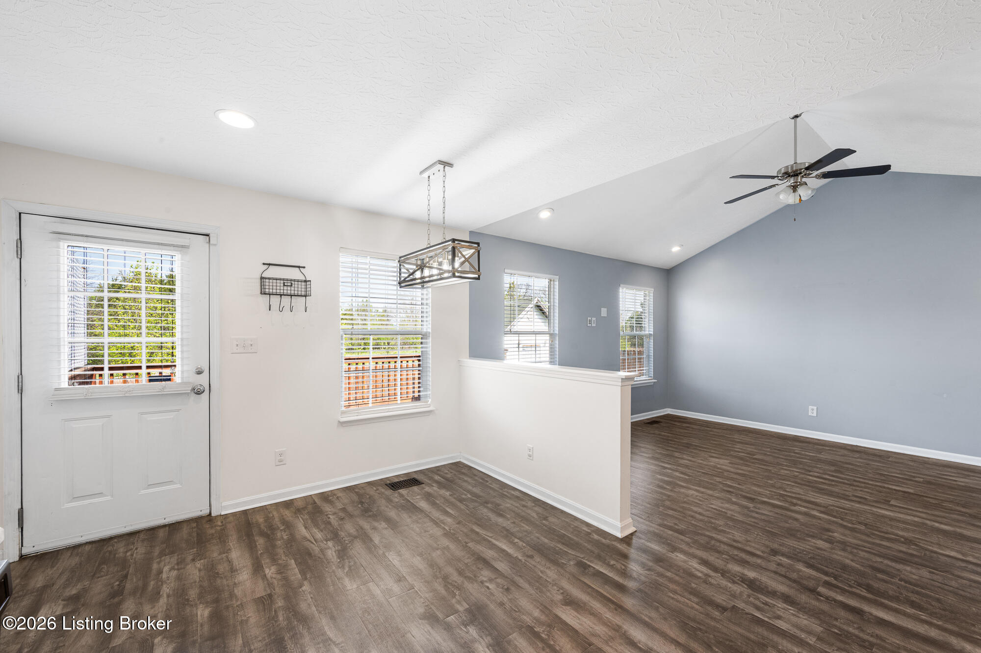 112 Red Oak Dr