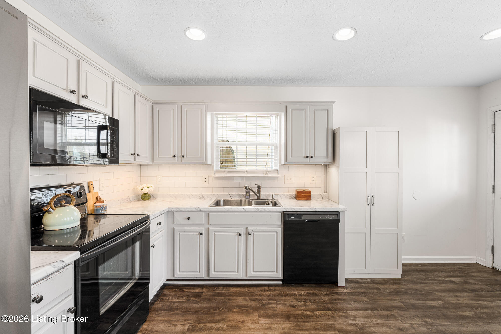 112 Red Oak Dr
