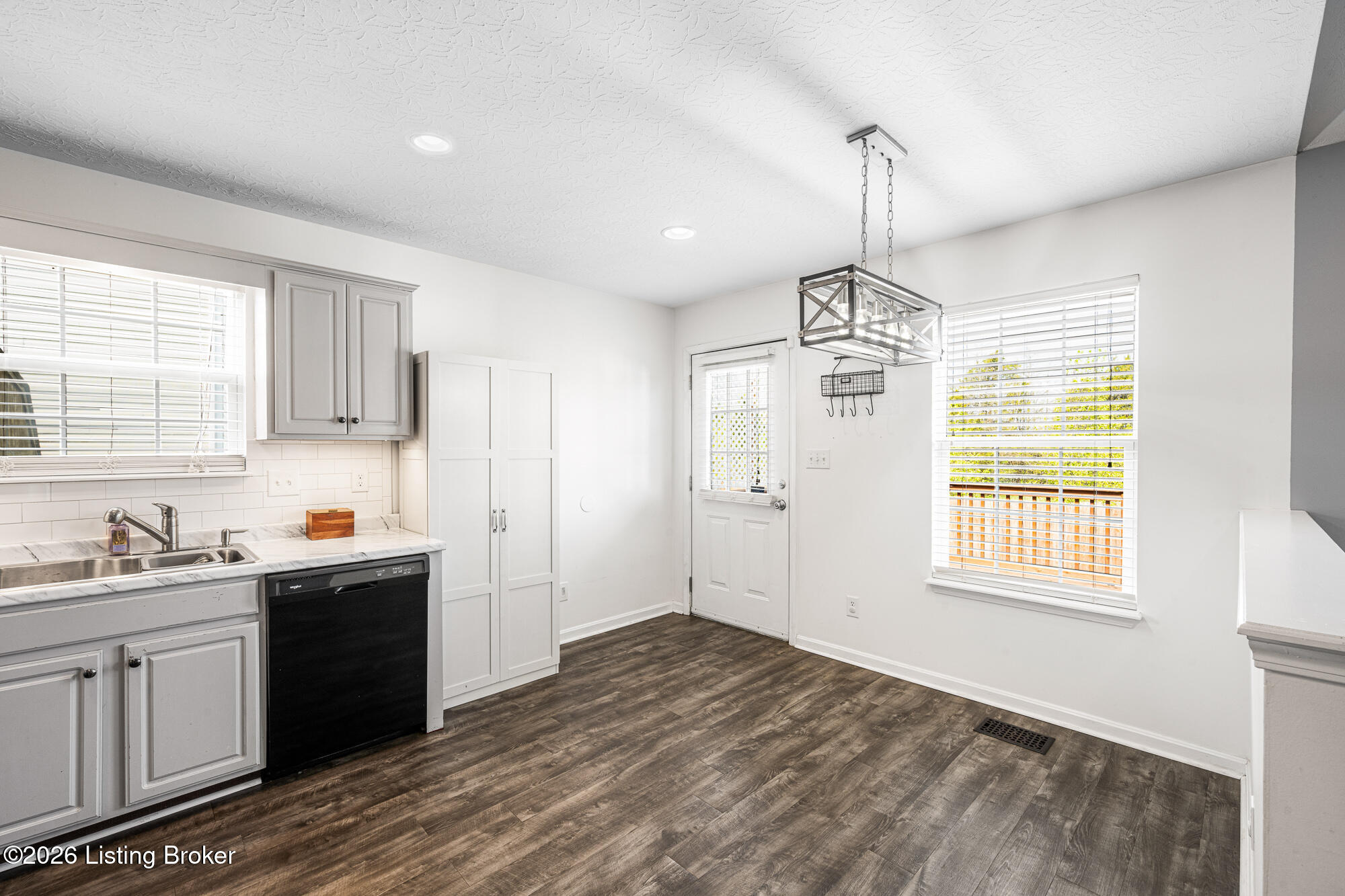112 Red Oak Dr