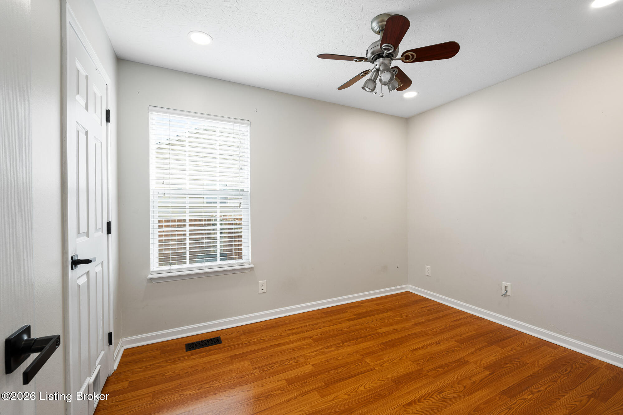 112 Red Oak Dr