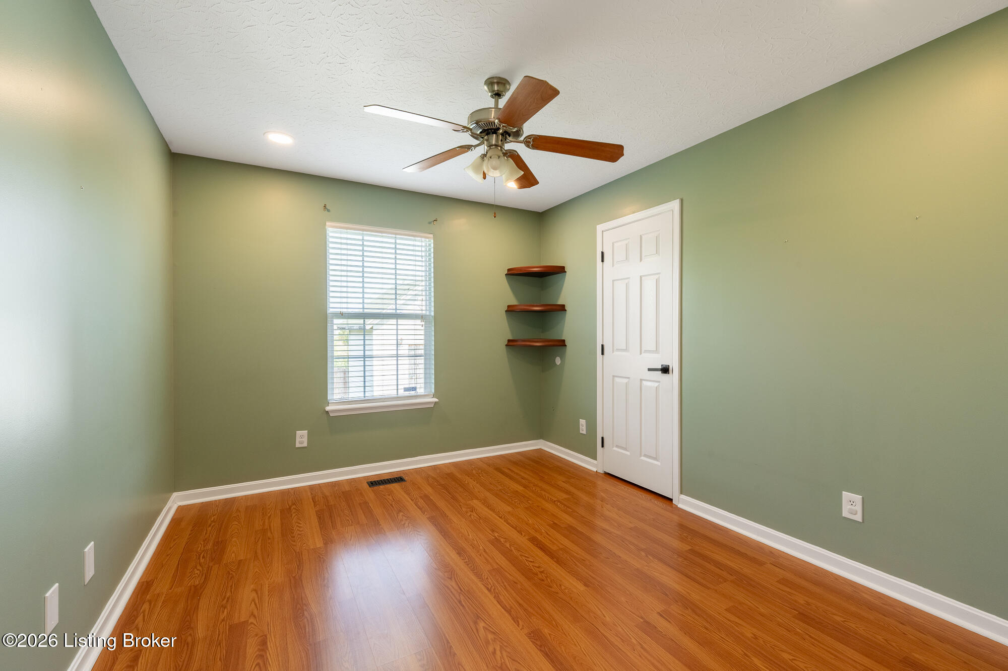 112 Red Oak Dr