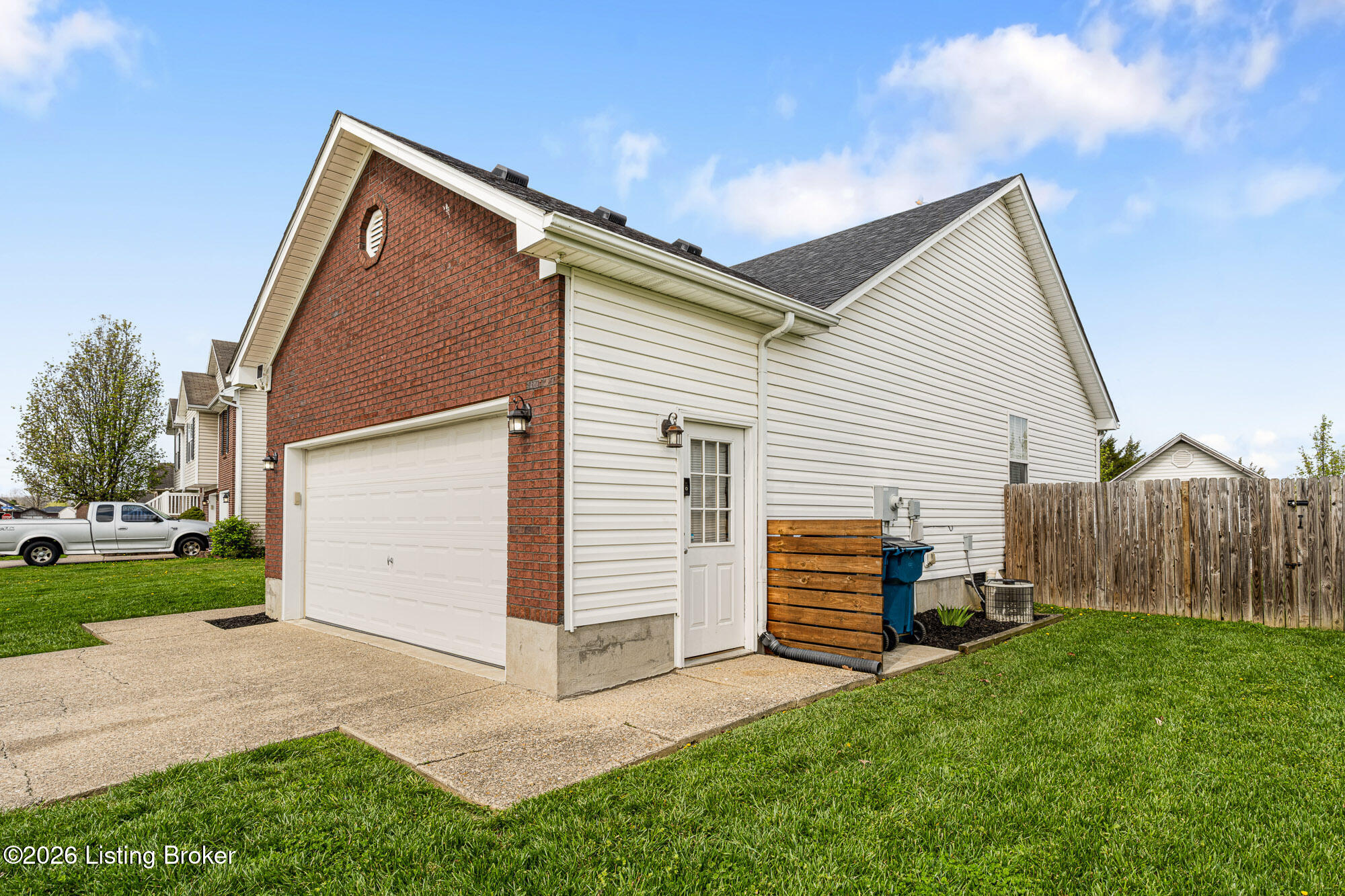 112 Red Oak Dr