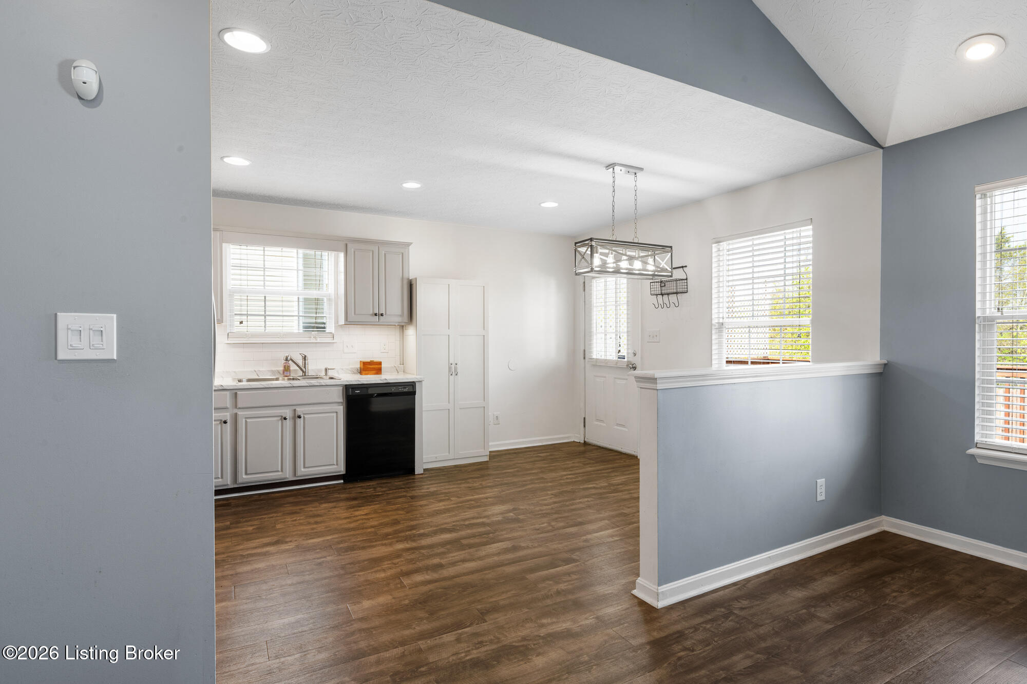 112 Red Oak Dr