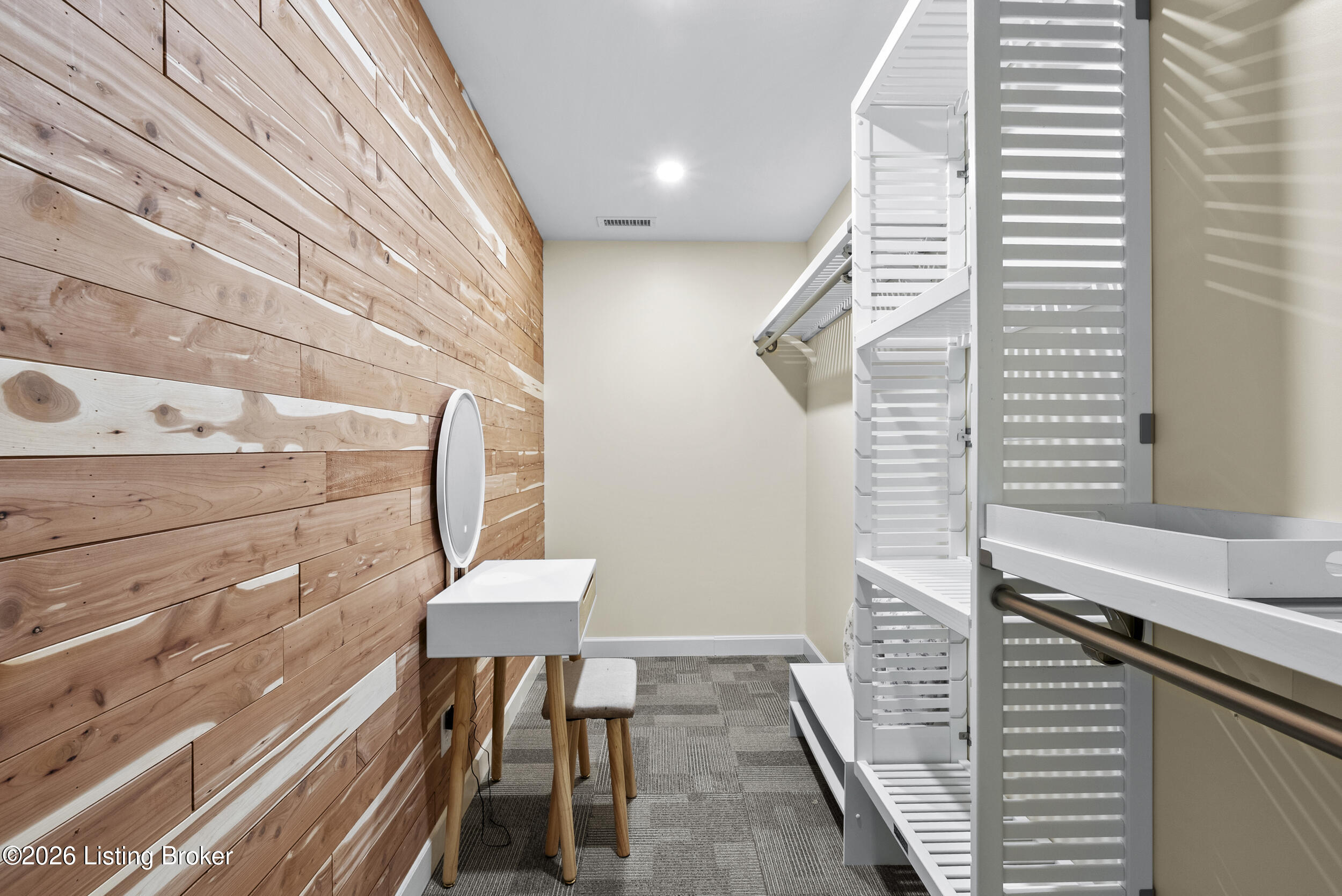 9506 Holiday Dr