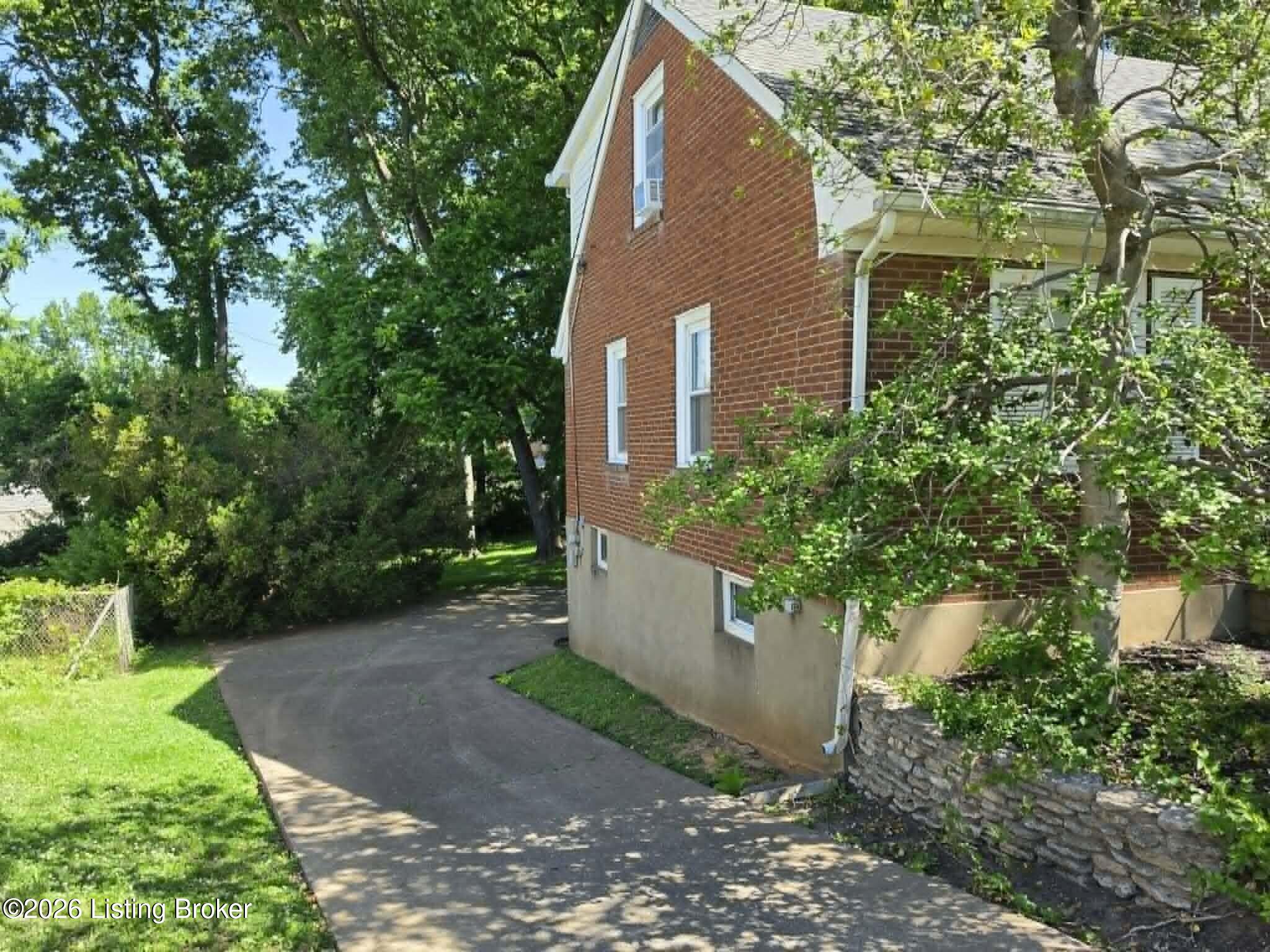 2015 Tyrone Dr