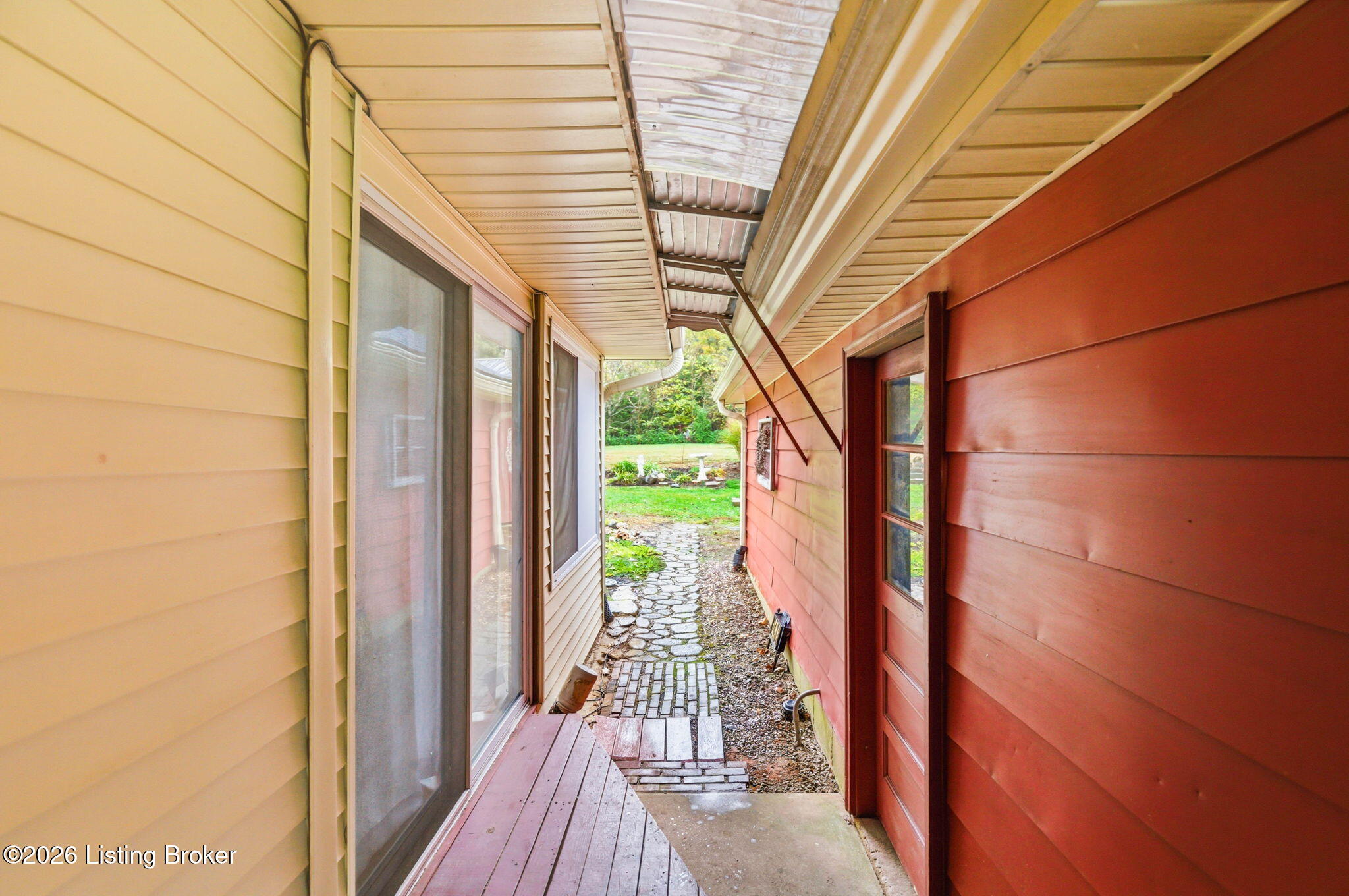 2433 Armstrong Ln