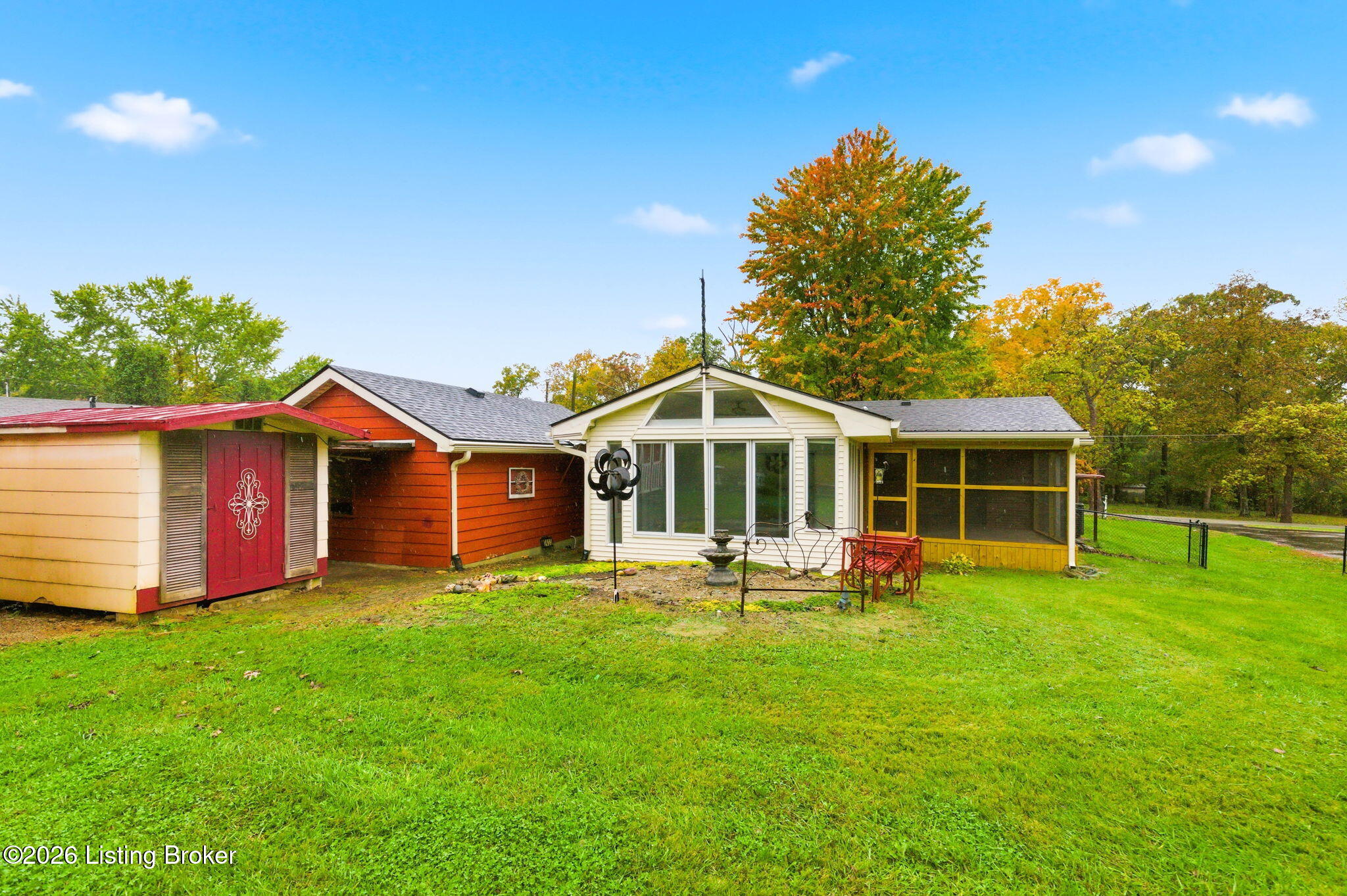 2433 Armstrong Ln