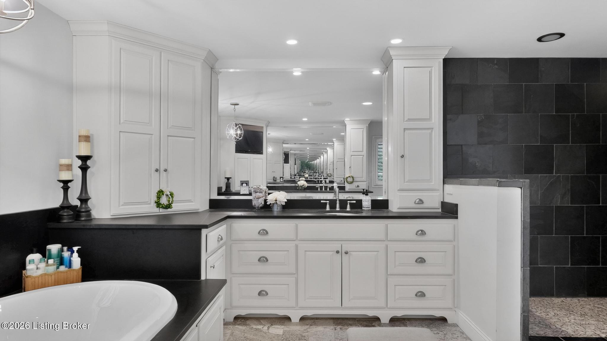12407 Lucas Ln