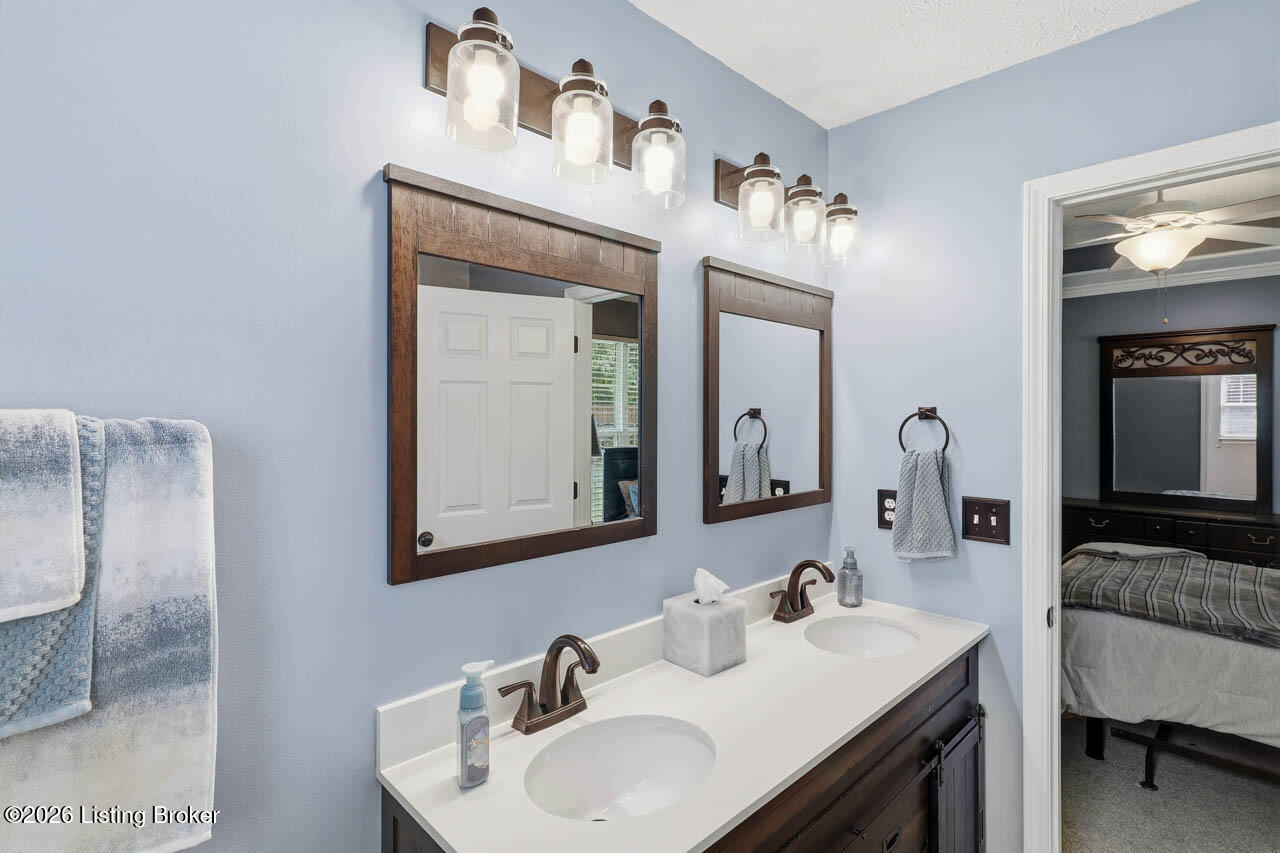 537 Shady Glen Cir