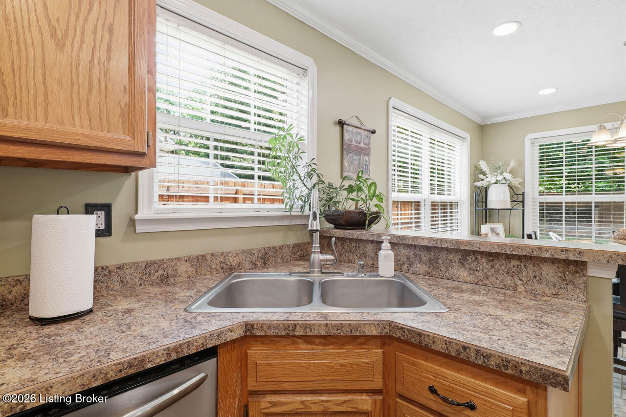537 Shady Glen Cir