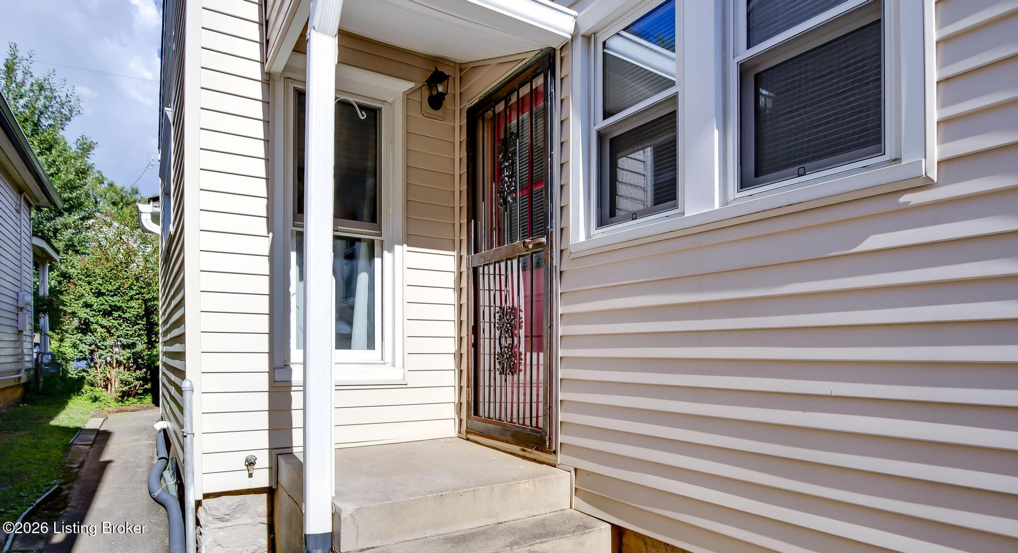 228 Saunders Ave
