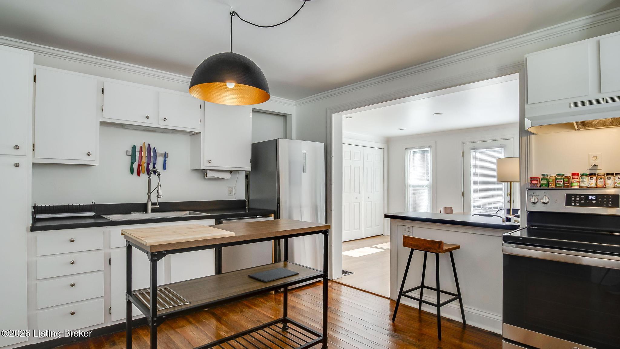 228 Saunders Ave