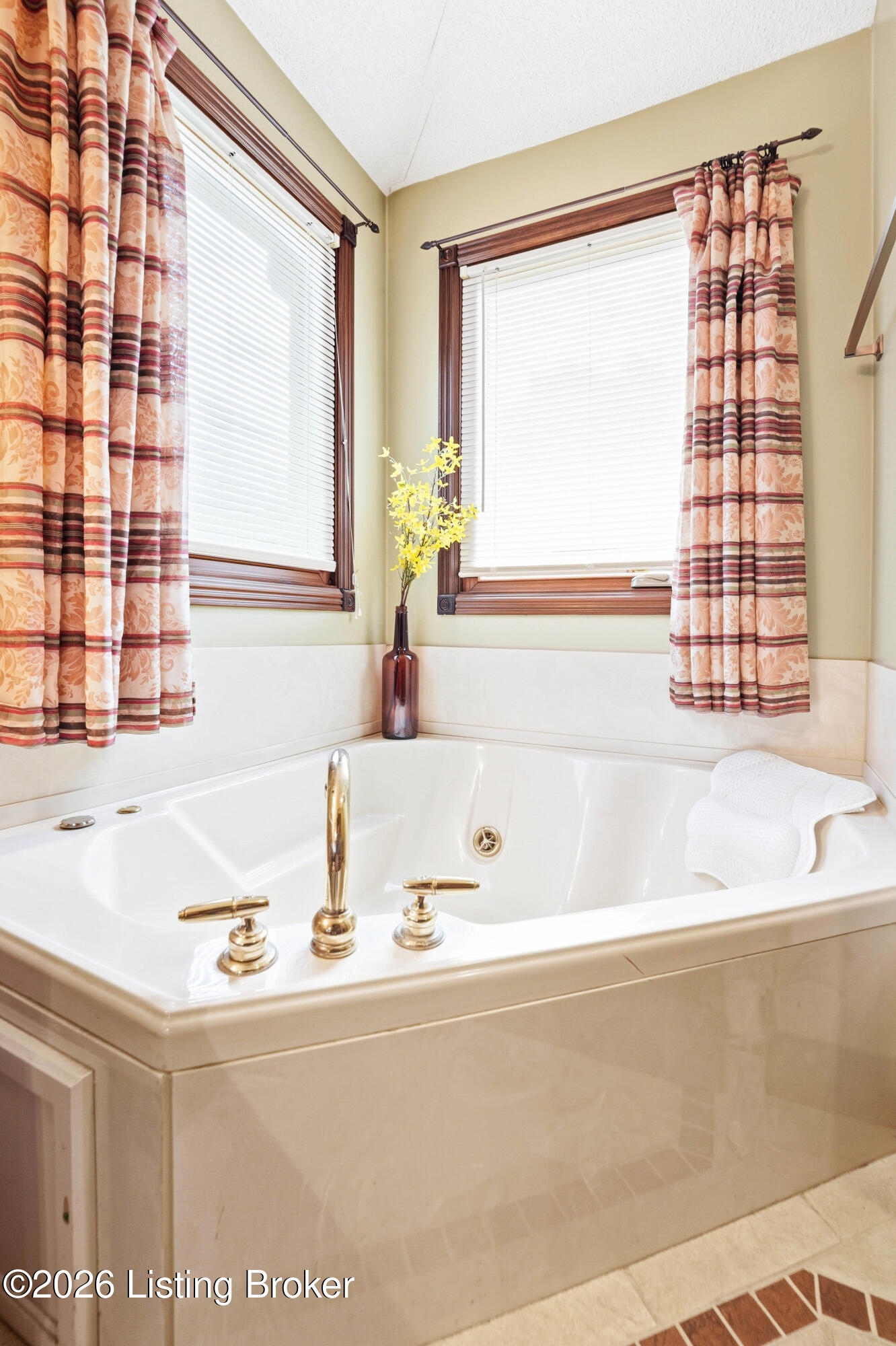 360 Aquaview Dr