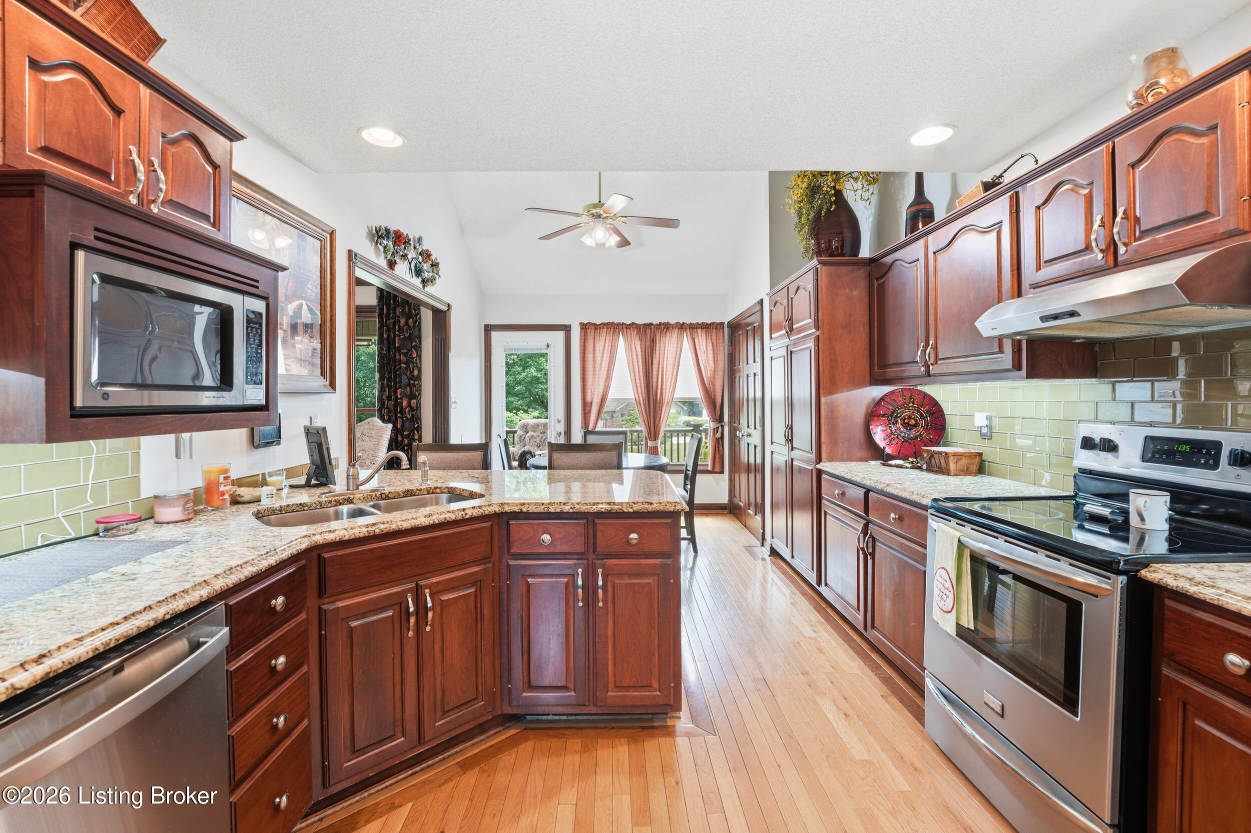 360 Aquaview Dr