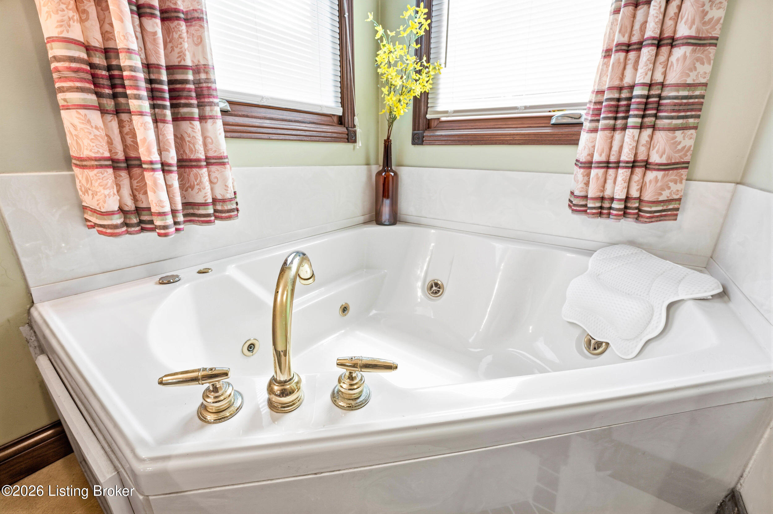 360 Aquaview Dr