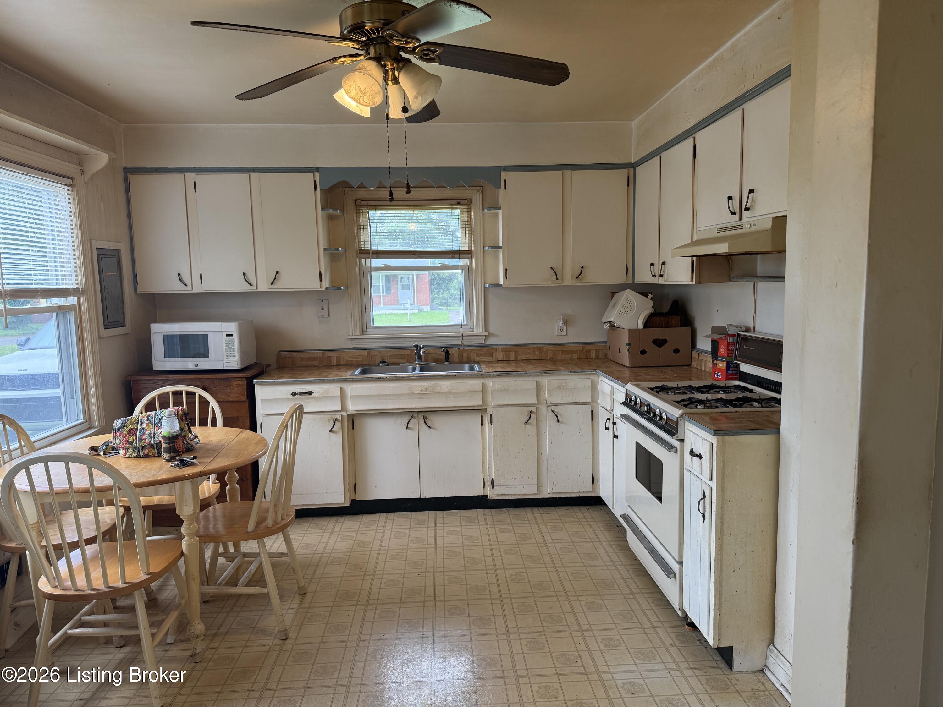 13106 Meadowlawn Dr