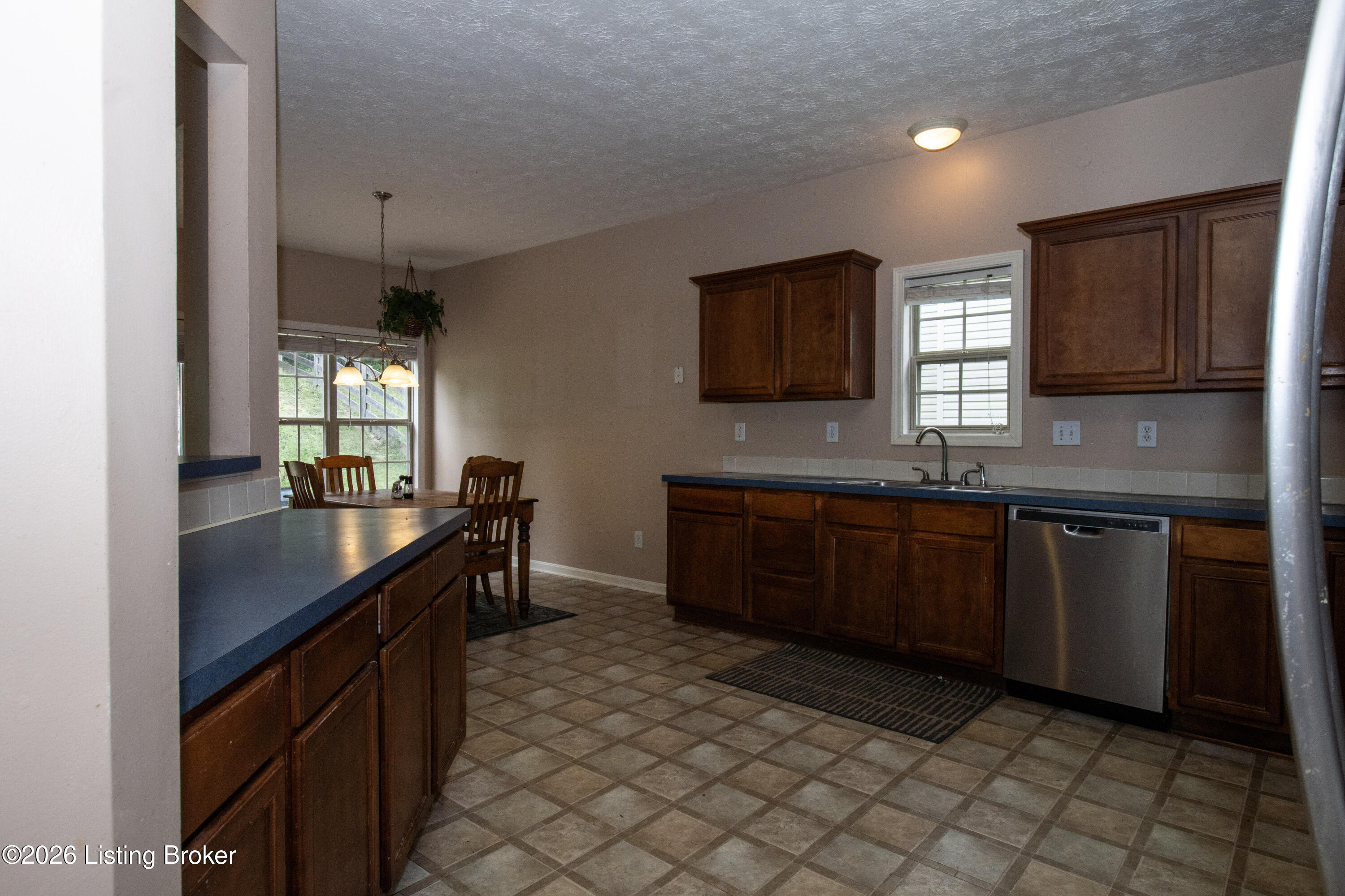 930 Woodland Ridge Cir