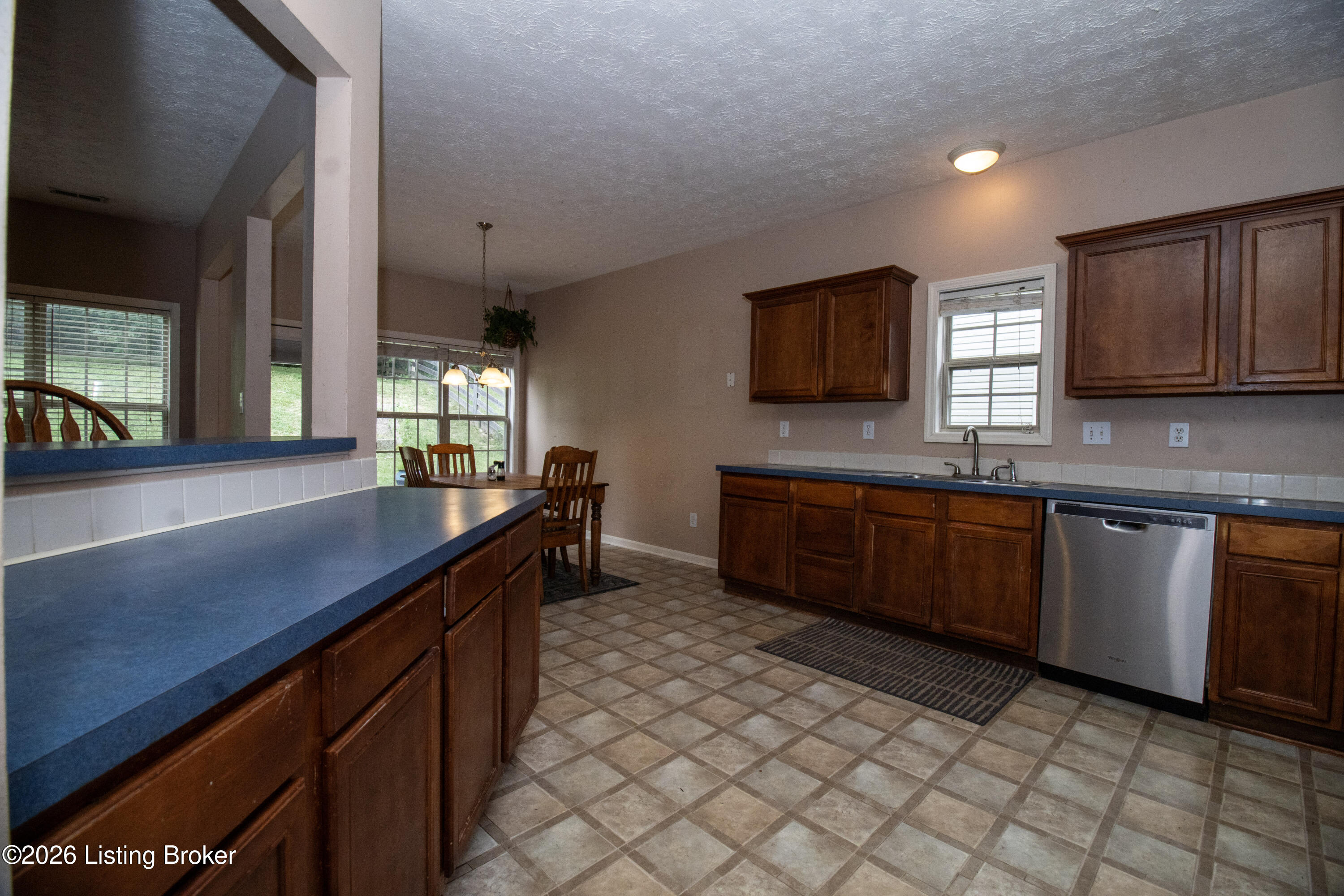930 Woodland Ridge Cir