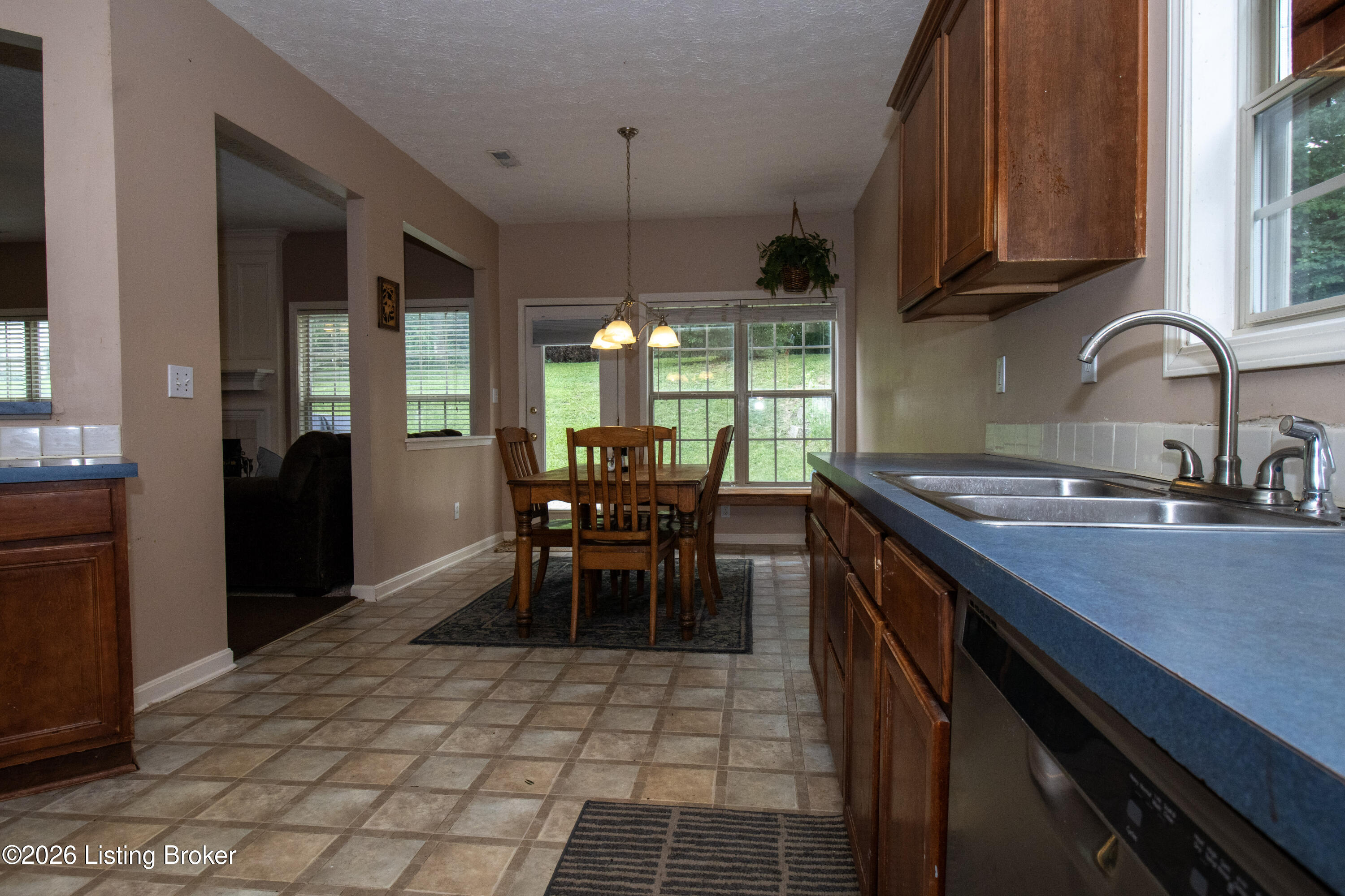 930 Woodland Ridge Cir