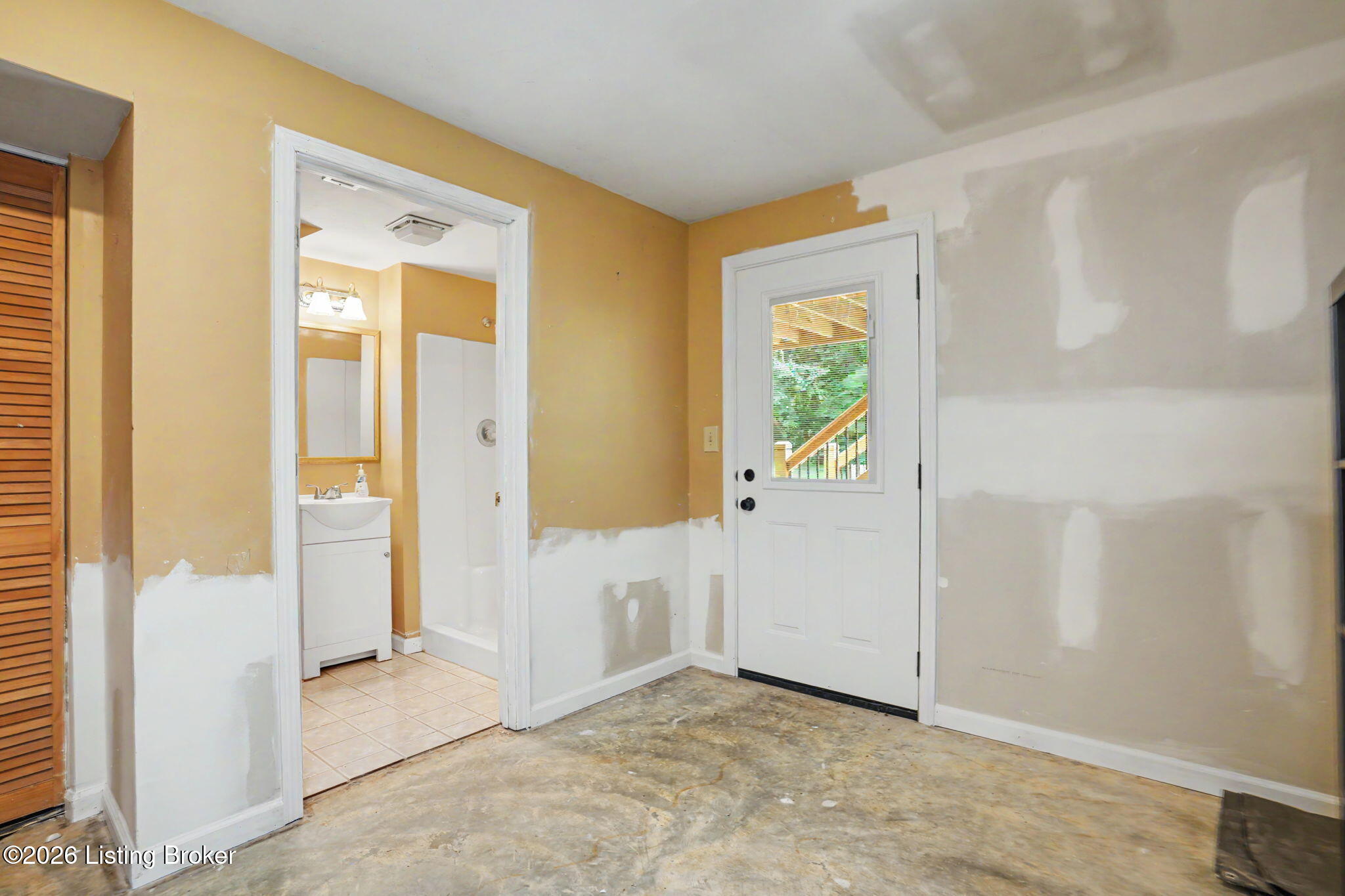 3719 E Locust Cir