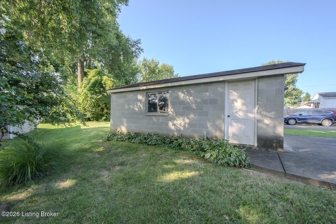 898 Molter Ave