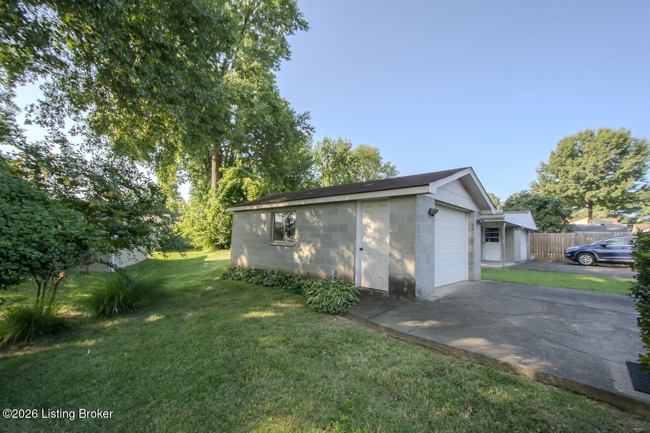 898 Molter Ave