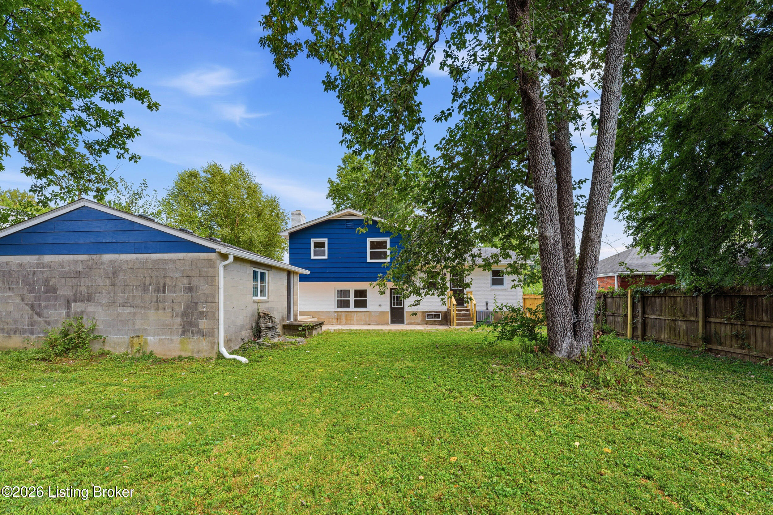 5302 Oakcreek Ln