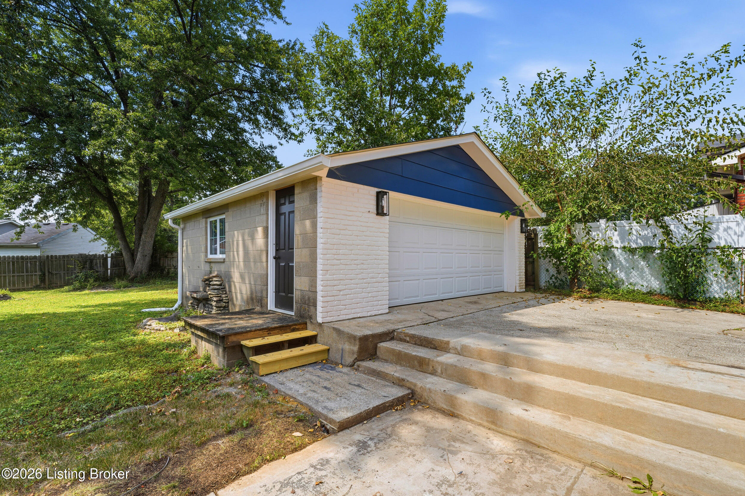 5302 Oakcreek Ln