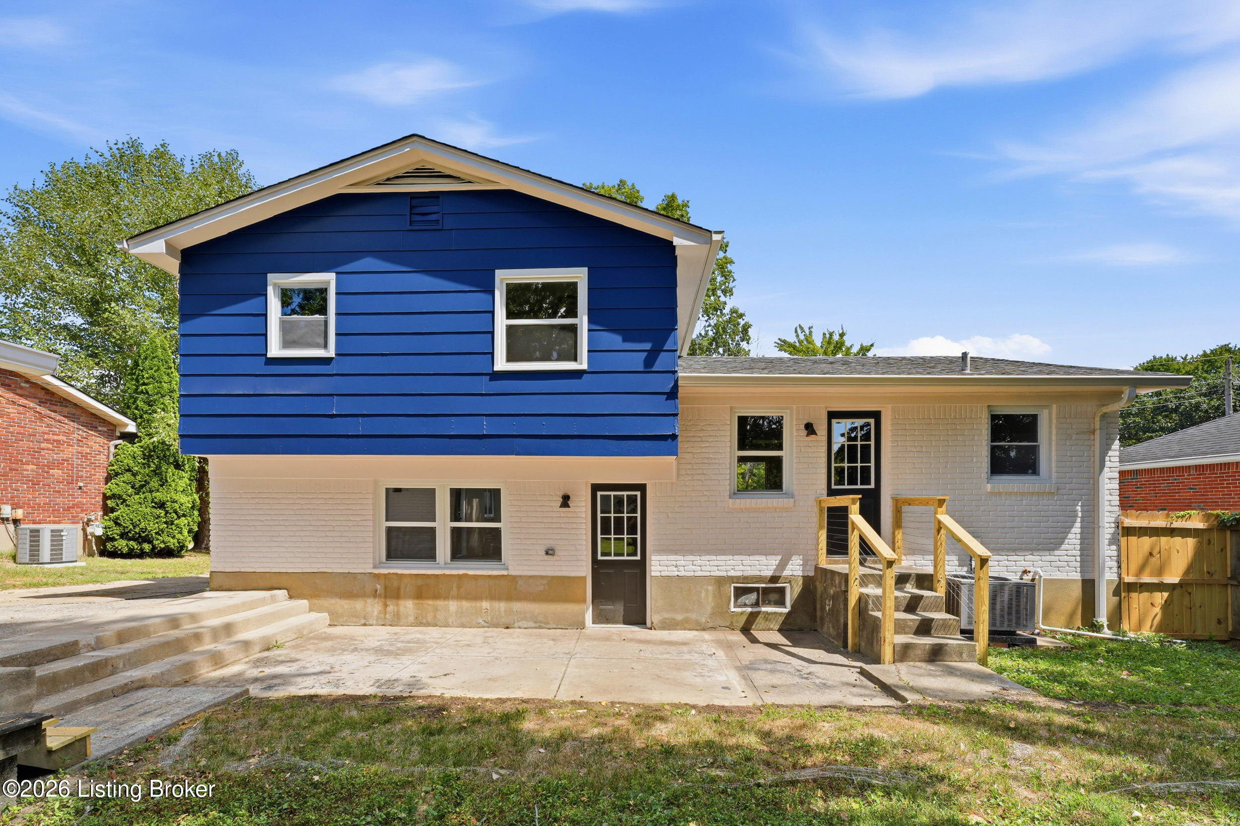 5302 Oakcreek Ln