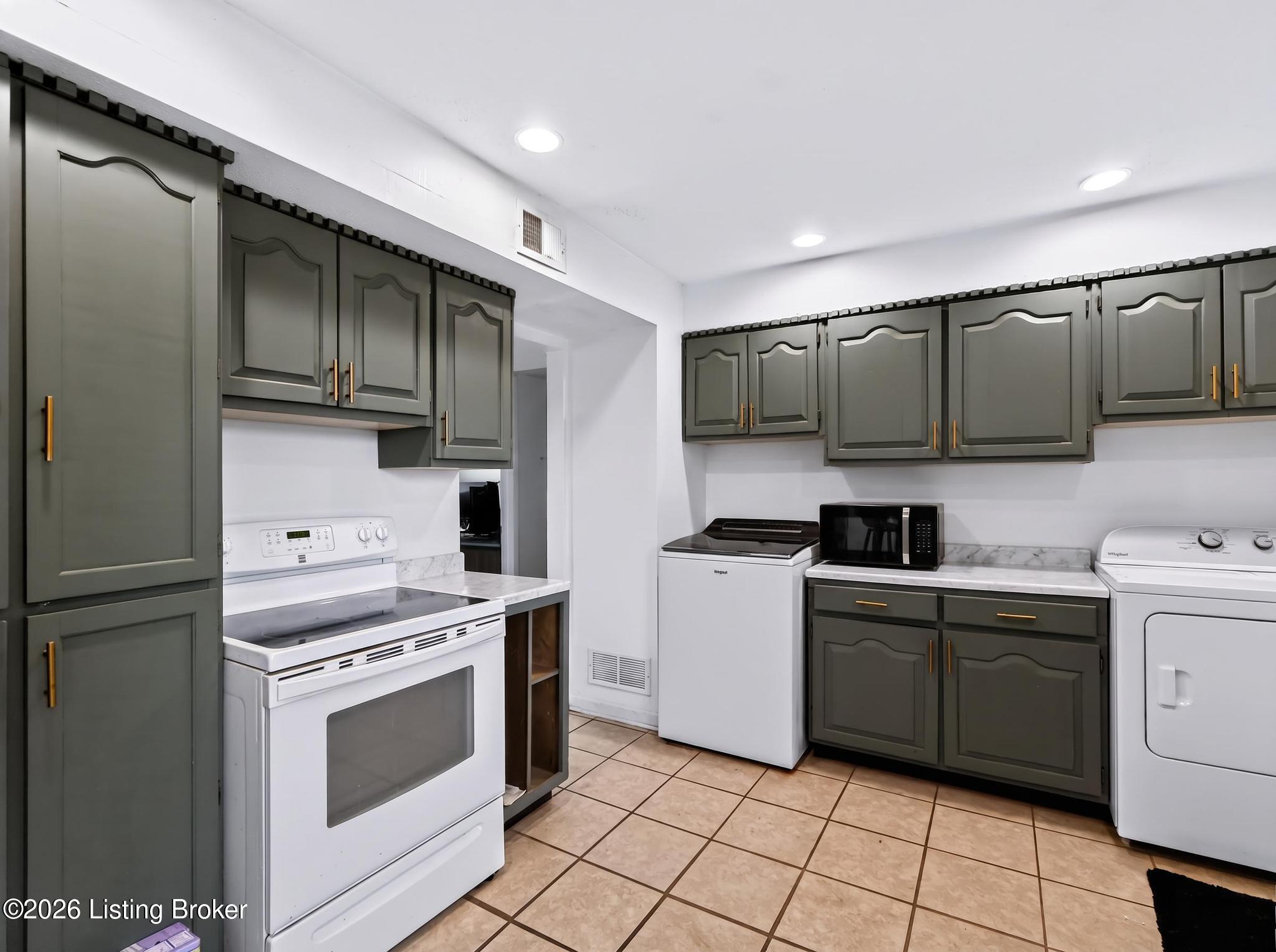 921 Blossom Rd