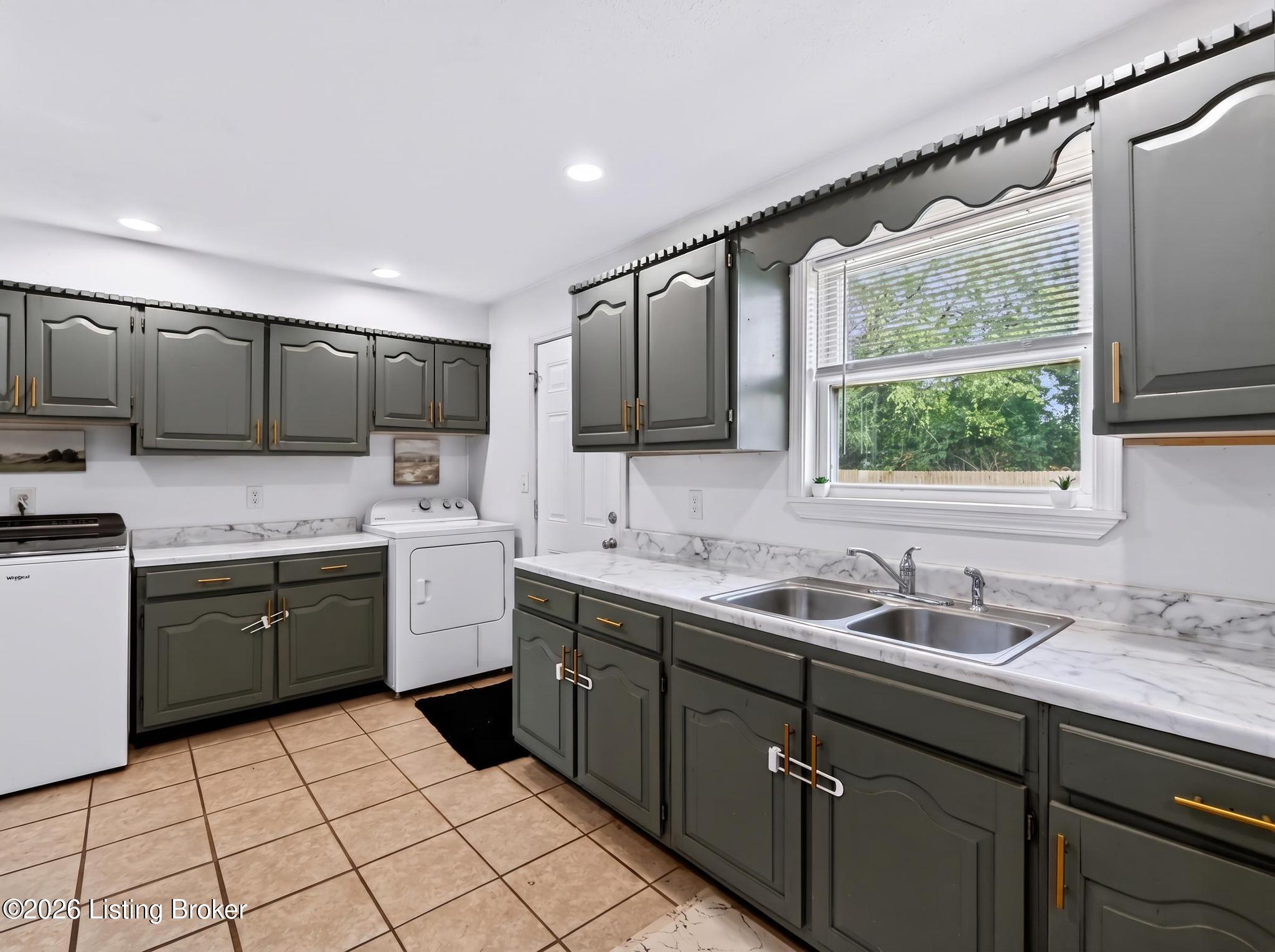 921 Blossom Rd