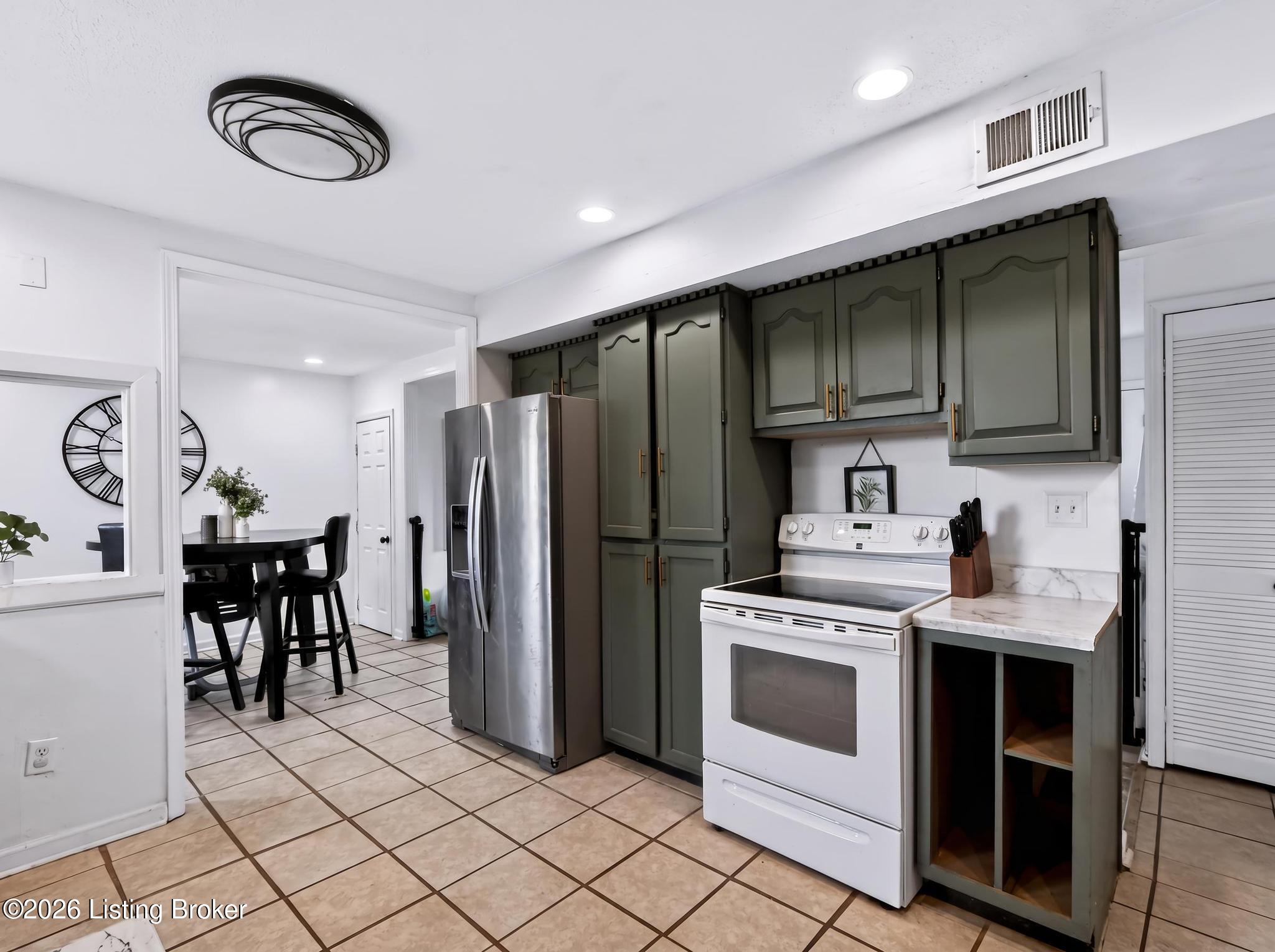 921 Blossom Rd