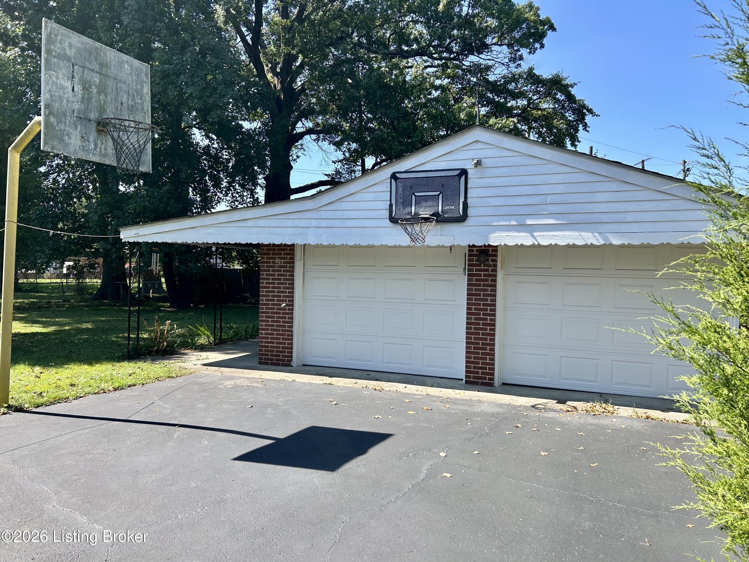 214 S Lillian Way