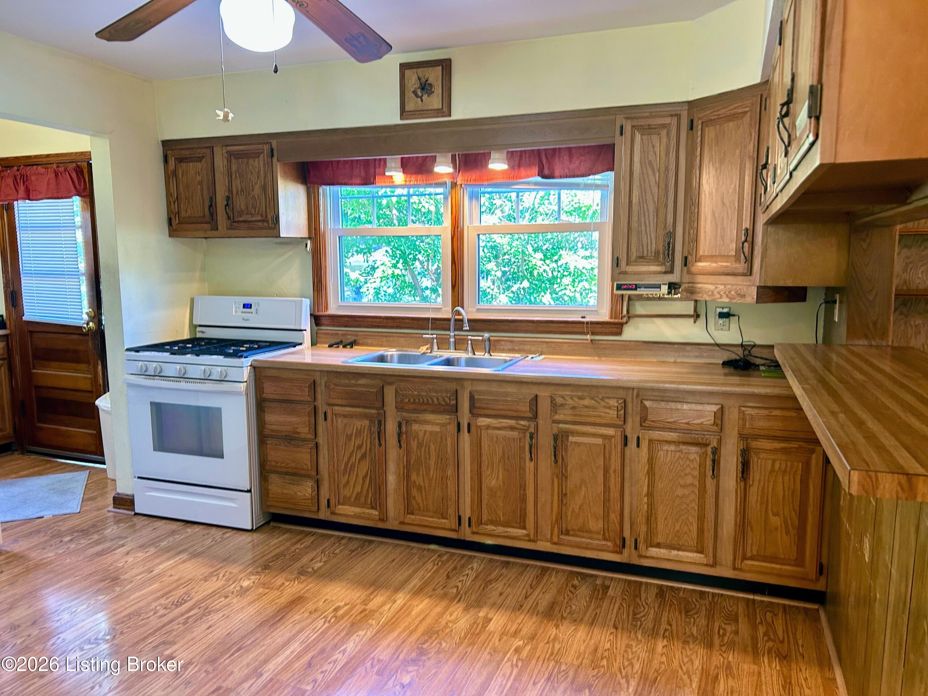214 S Lillian Way