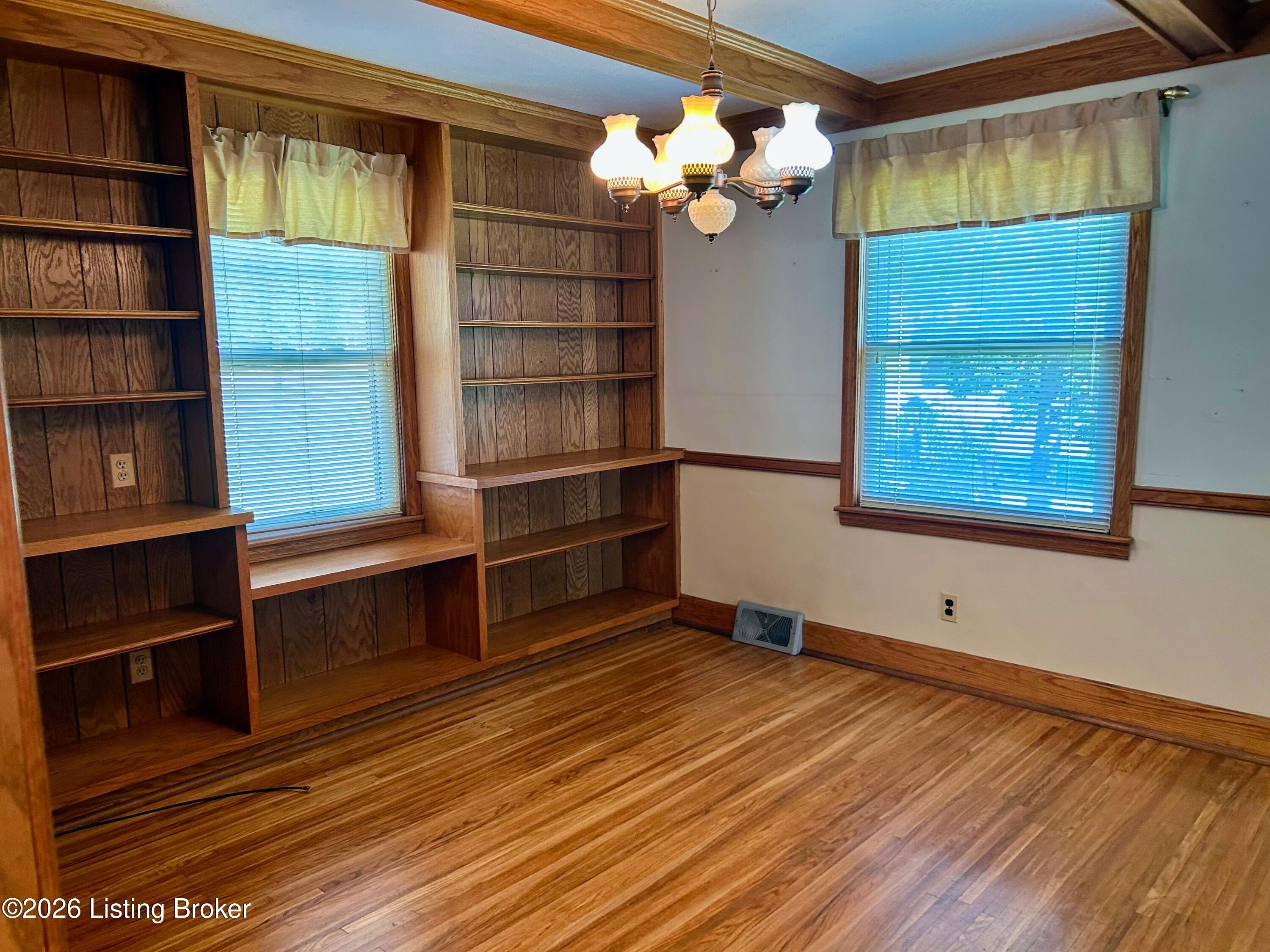 214 S Lillian Way
