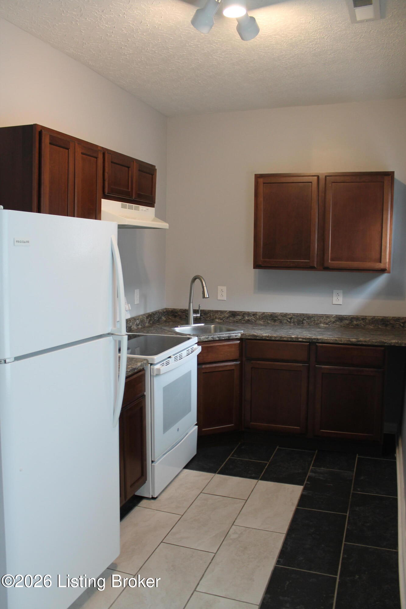 952 S Floyd St 202