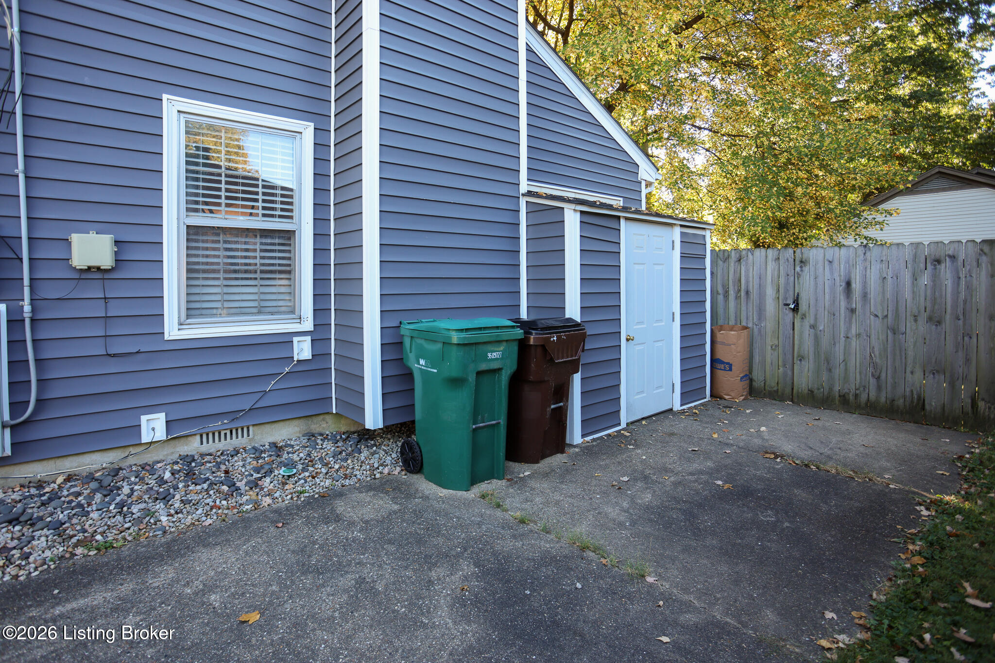7102 Lydgate Dr