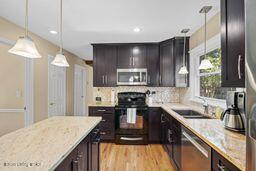 7715 Fairmeadows Ln