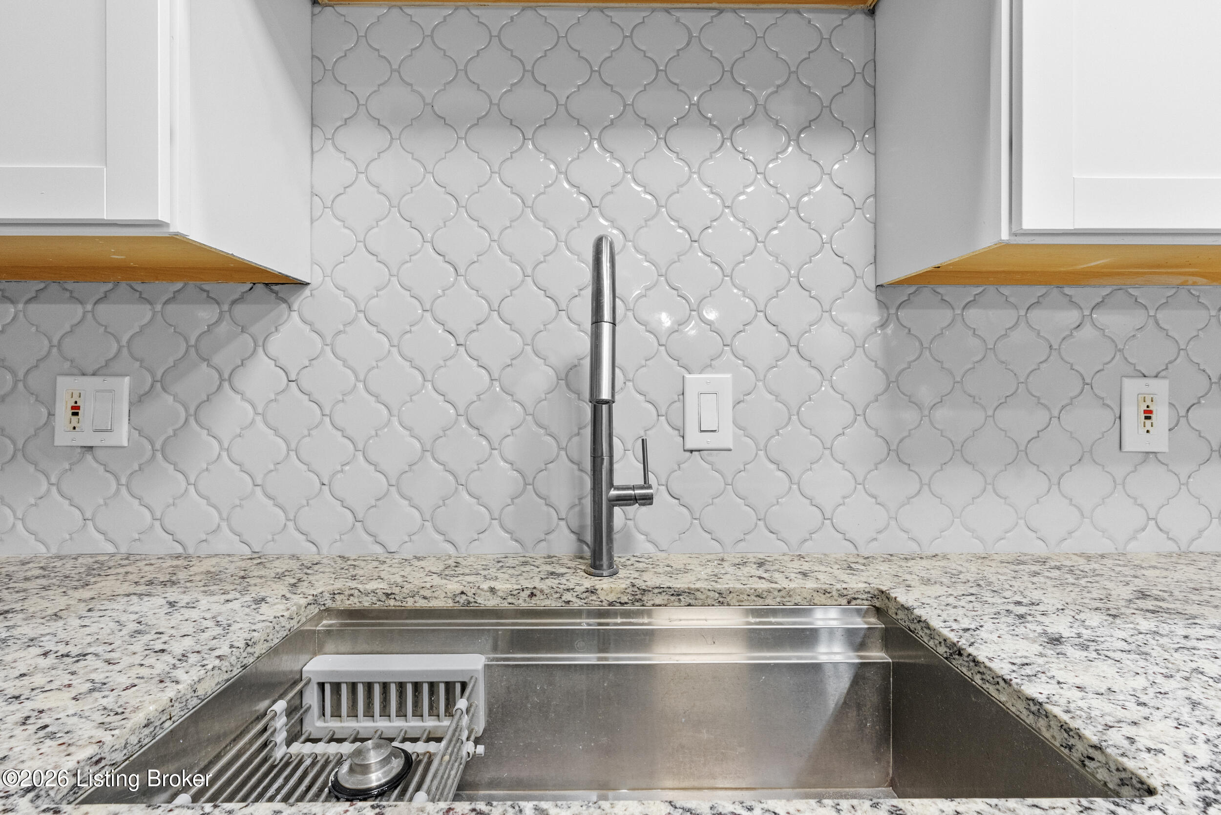 925 E 7th St APT 104