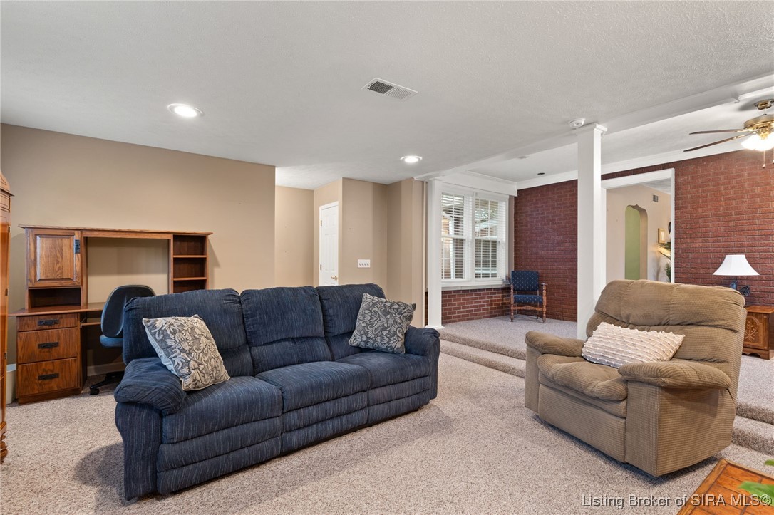 109 N Bohannon Lane
