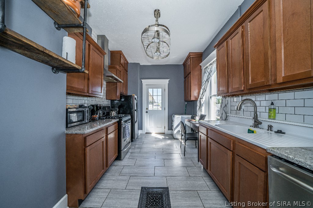 133-135 E Chestnut Street