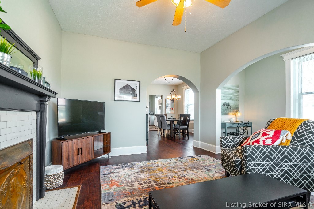 133-135 E Chestnut Street