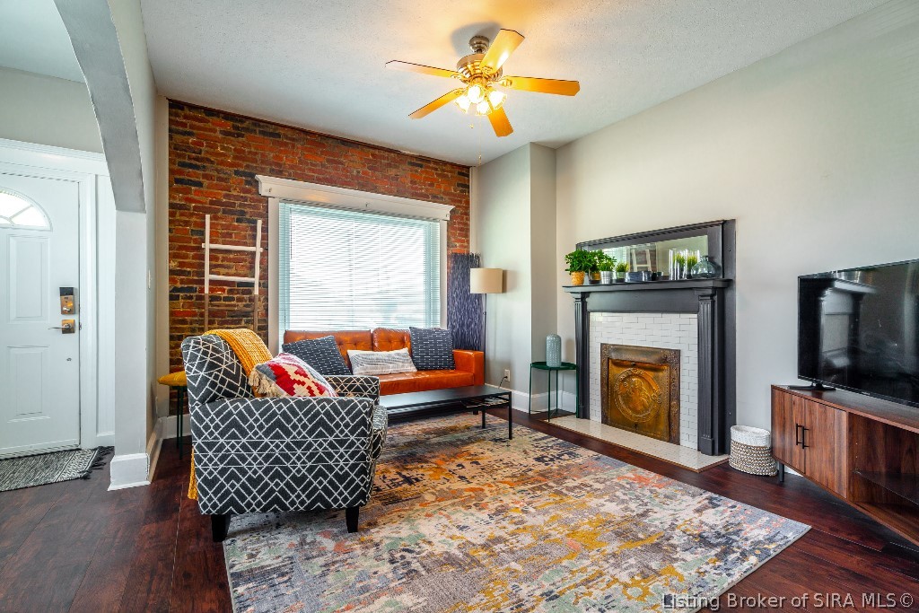 133-135 E Chestnut Street