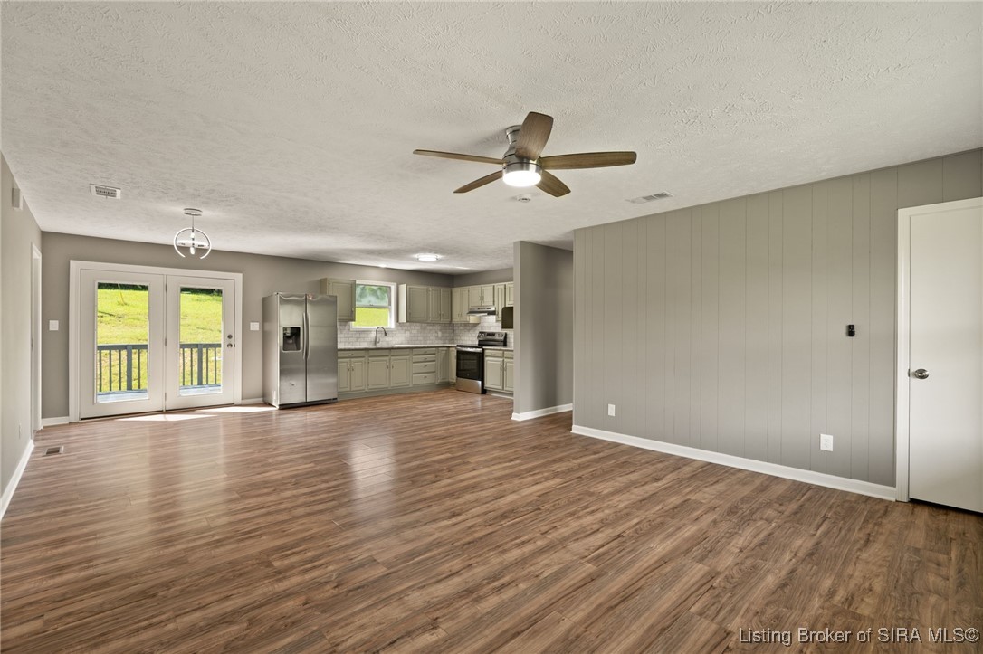 631 E Main Street NW
