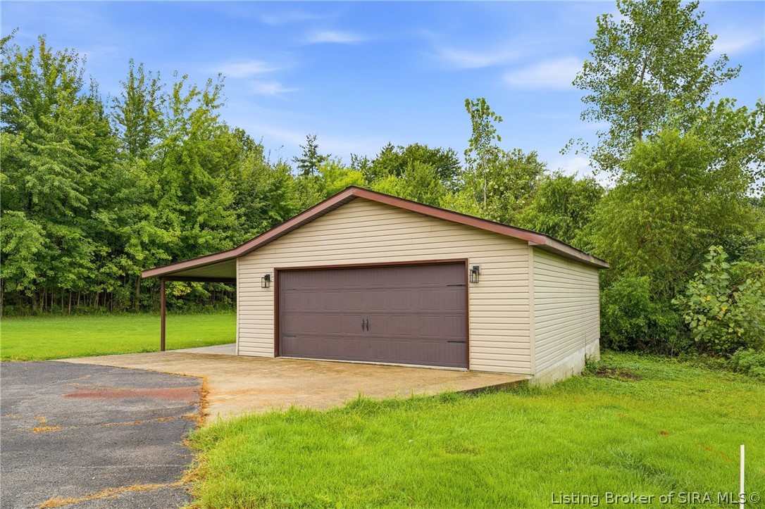833 Clampett Lane